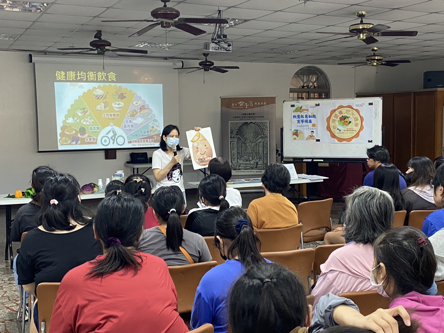 台南新樓醫院營養師方姿萍於講座中,帶領家長與孩子學習健康飲食觀念。