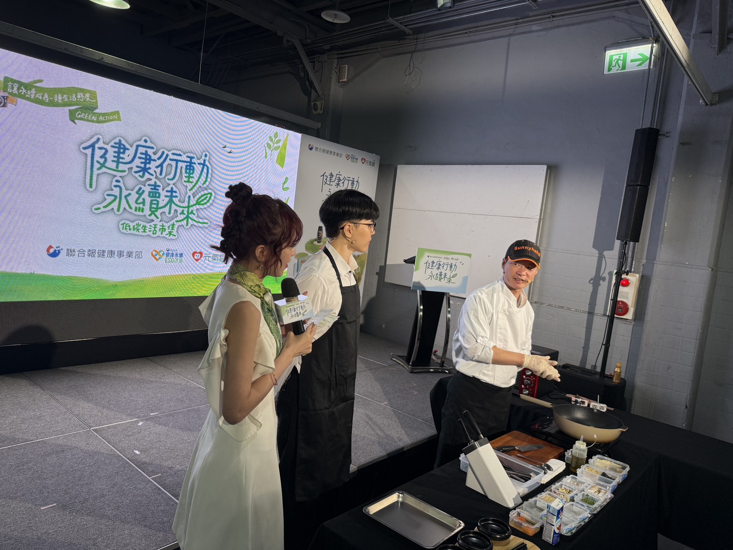 台中慈濟醫院陳柏惟營養師與楊垂勳主廚登臺重現「香料烤菌菇」、「和風味增豆包」等四道創意蔬食,撲鼻香氣與精湛手藝,獲得觀眾好評。