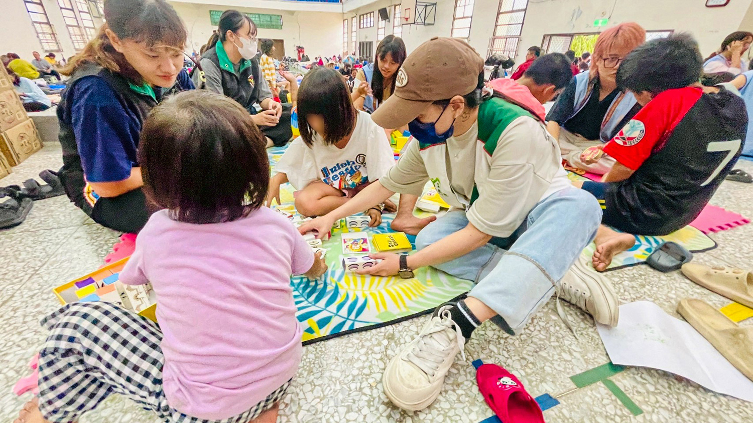 花蓮家扶主動進駐臨時安置中心,陪伴兒童提供情緒支持。