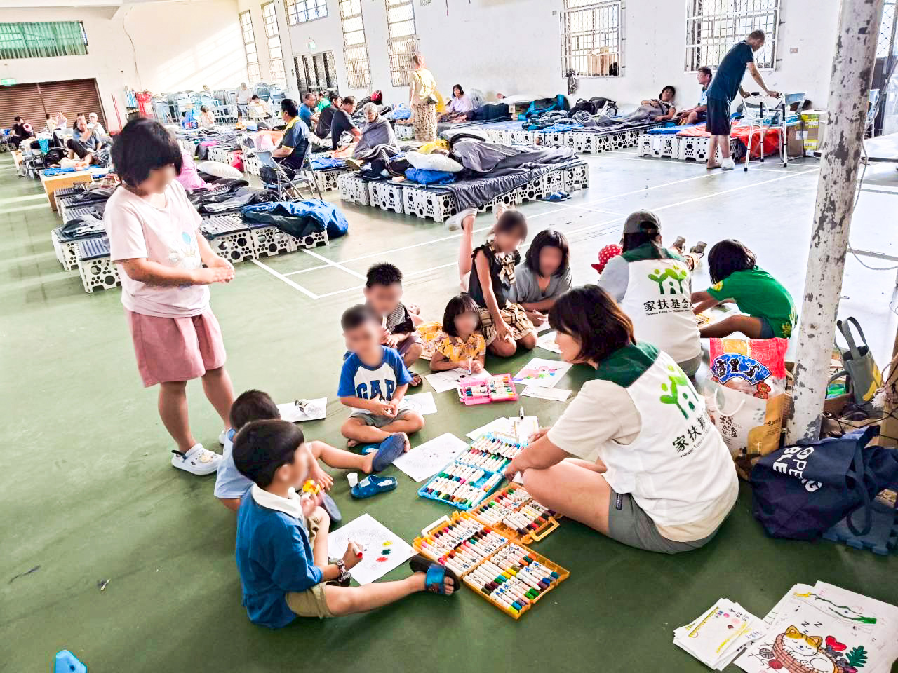 家扶與在地組織協調分工,照顧安置中心內的兒童。