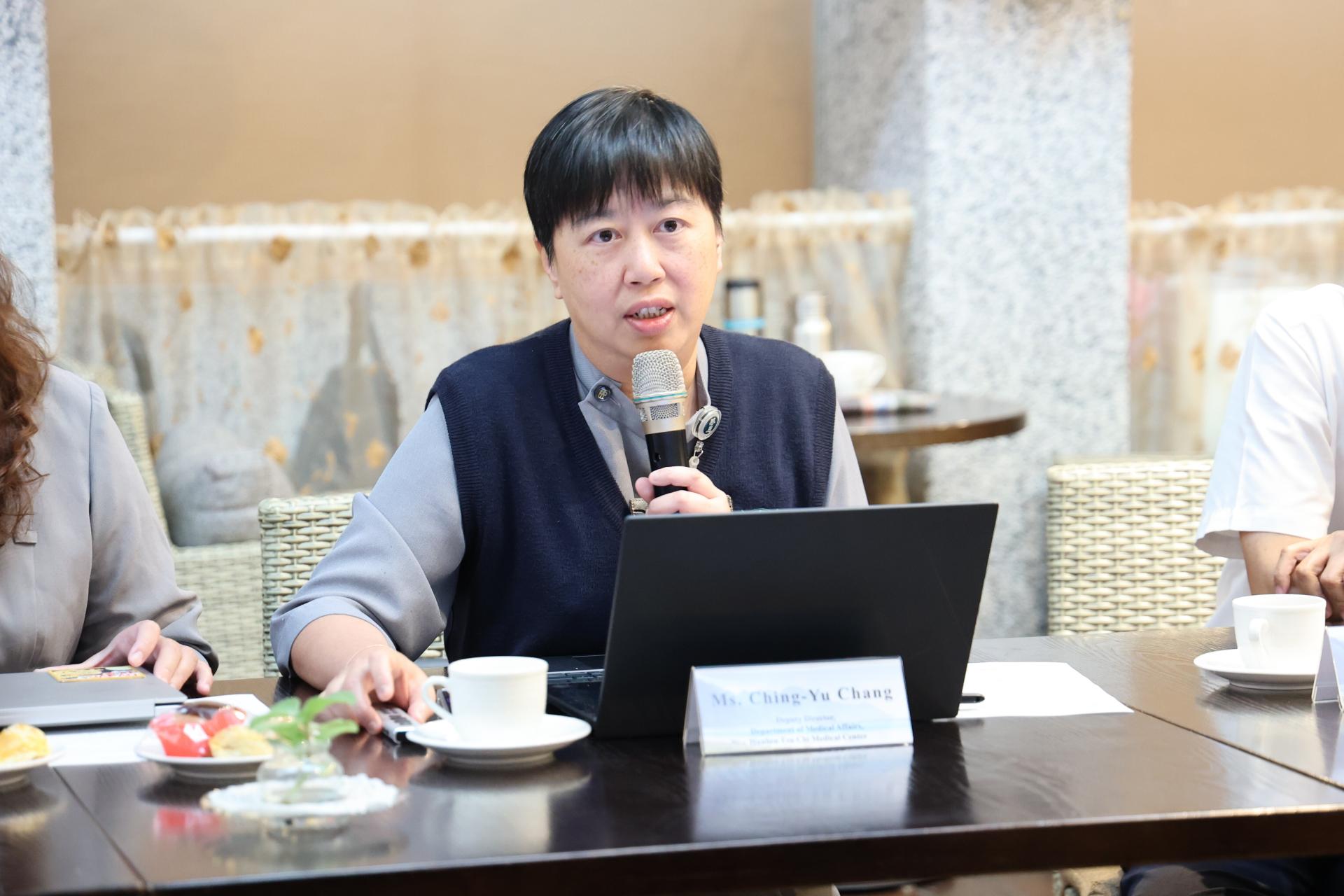 醫事室副主任張菁育以「秀林鄉全人整合照護計畫」為例,分享偏鄉醫療服務。