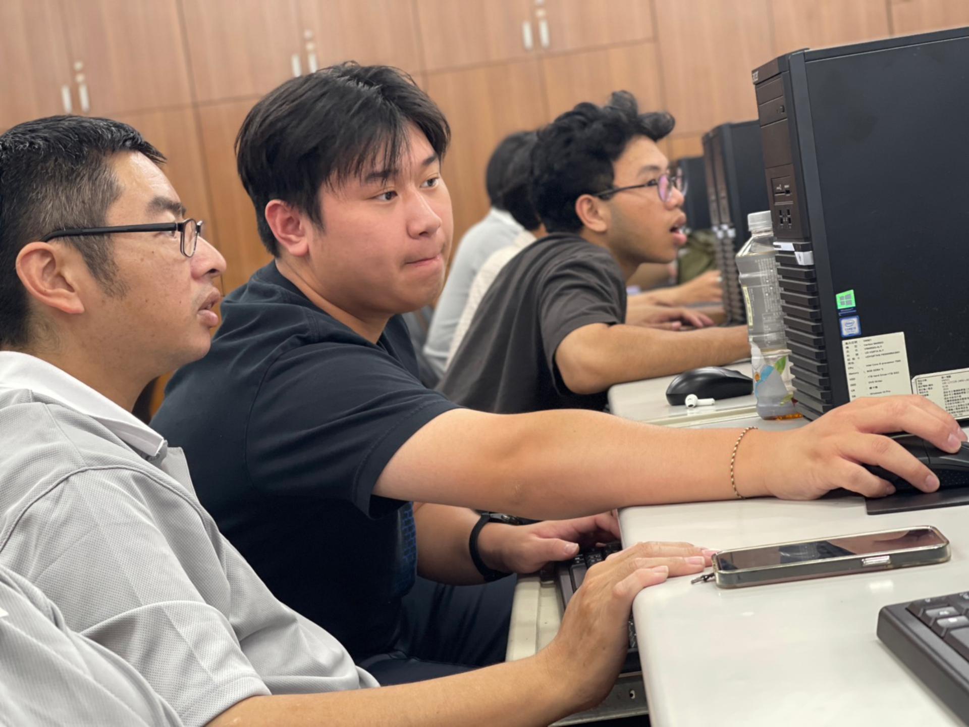一對一的學伴小老師,協助第三人生大學跟上授課進度