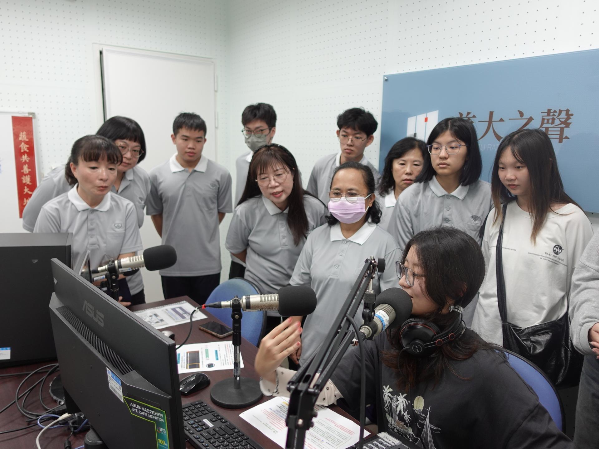 學生首度進入錄音間,學習操作步驟