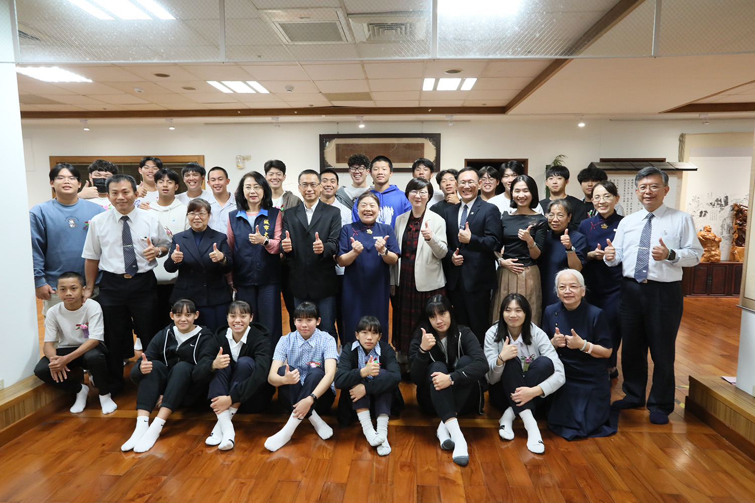陽明國高中二十二位孩子臉上洋溢青春活力與朝氣，整齊隊伍踏入「2025 年北區新芽獎學金三重場次頒獎典禮」。