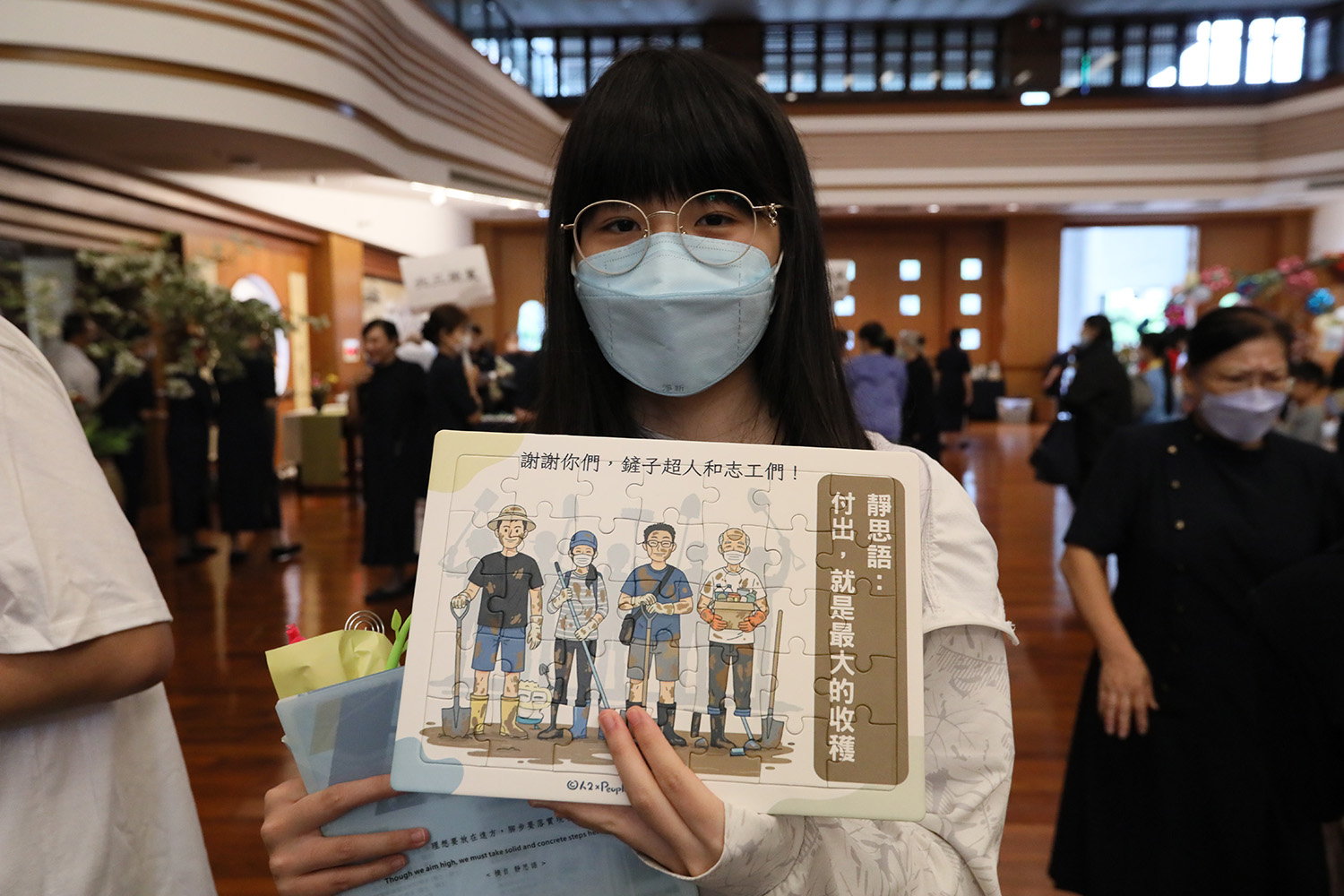 外場溫馨互動區規劃「靜思語拼圖」，用愛拼接傳遞對花蓮光復鄉關懷行動中，鏟子超人及志工的付出。