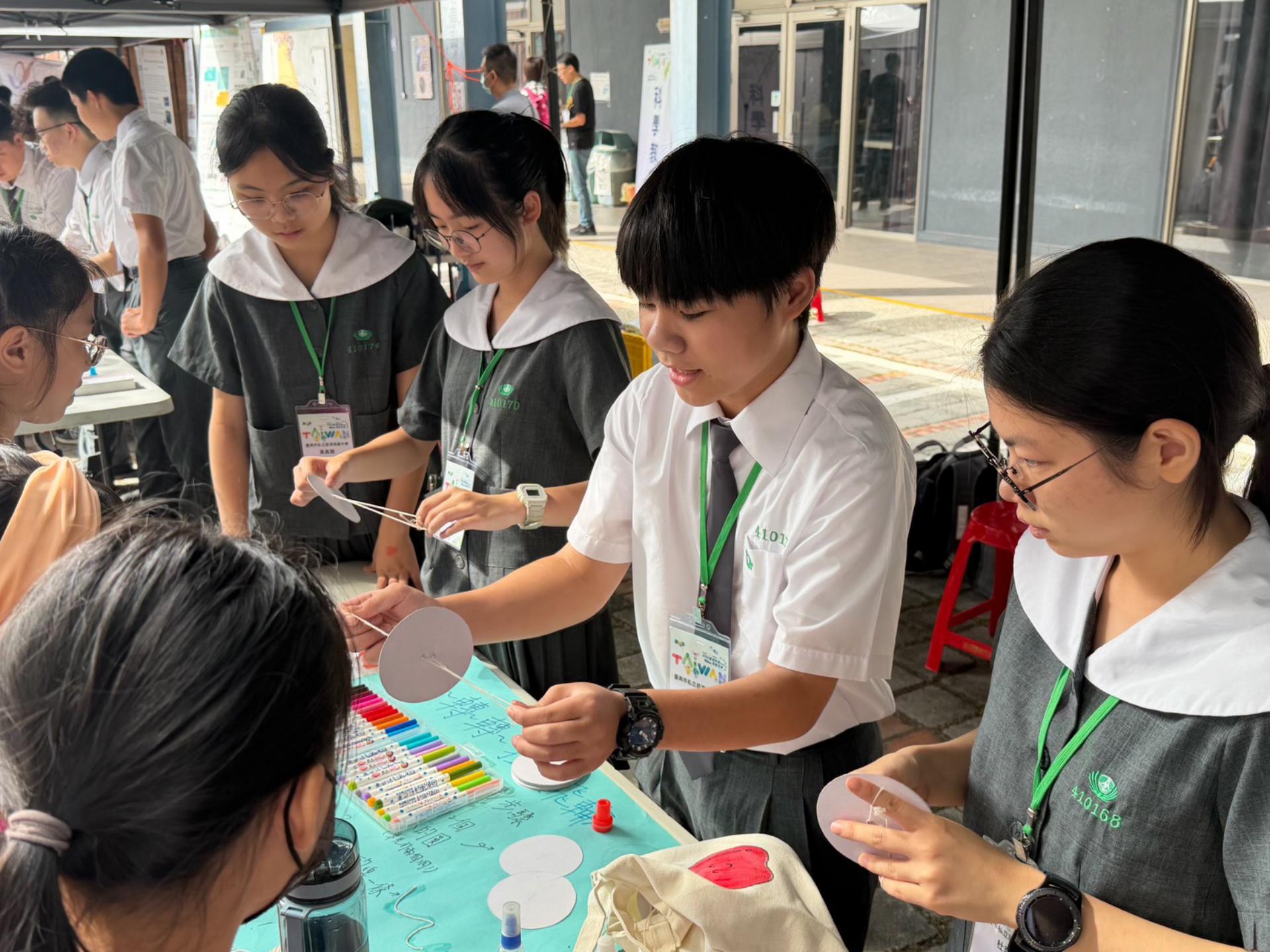 學生們現場操作與解說，帶領孩子動手製作屬於自己的陀螺飛輪。