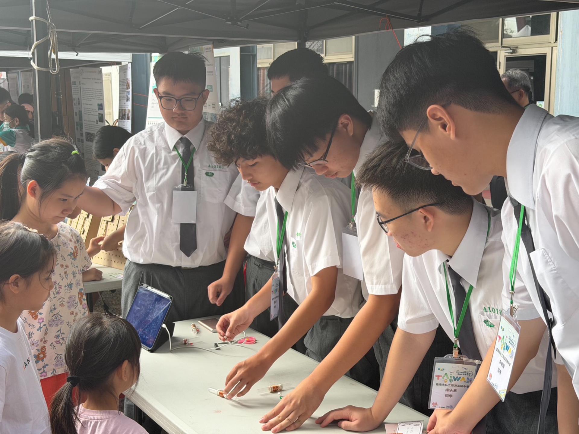 自製搖搖手電筒，學習磁鐵與線圈間的電流產生原理，在實作中探索科學原理，培養探究能力。