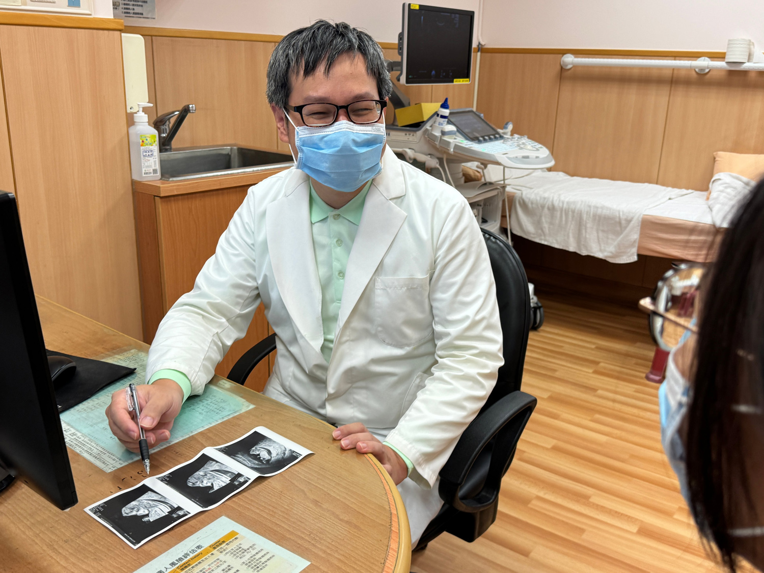 醫師執行產前檢查,透過精密檢查及早發現高風險狀況,是共照模式中醫療安全的堅實後盾。