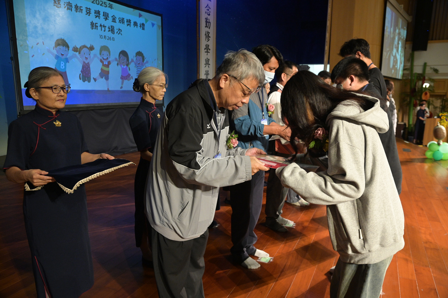 新竹縣政府參議李國祿(頒獎人)表示，能夠參與此次新芽獎學金頒獎典禮，心中充滿歡喜與感恩。