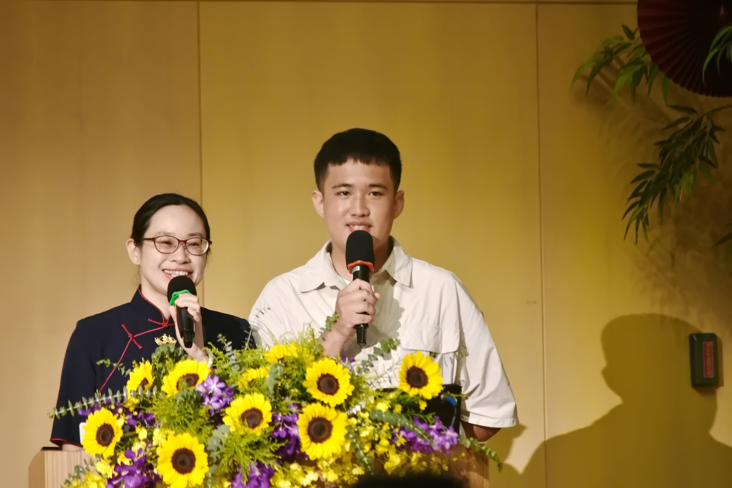 劉靖延老師(右)以「主持人」身份回到新芽獎學金頒獎典禮現場，與慈濟志工邱奕君一同主持。