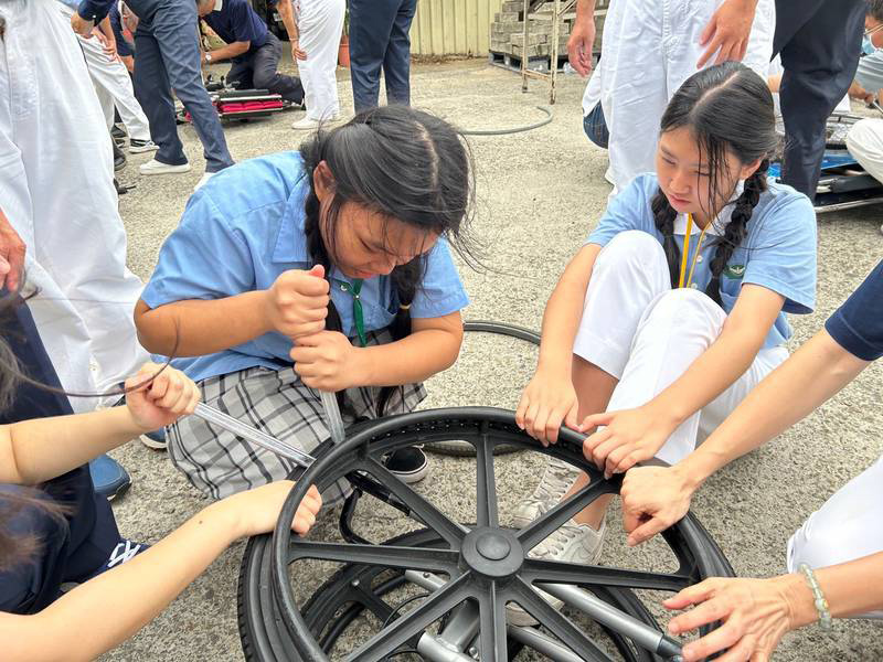 第一次參與慈少班活動就是做「輔具維修」，小方很認真的跟著大家一起學習維修，也學會合作的重要。