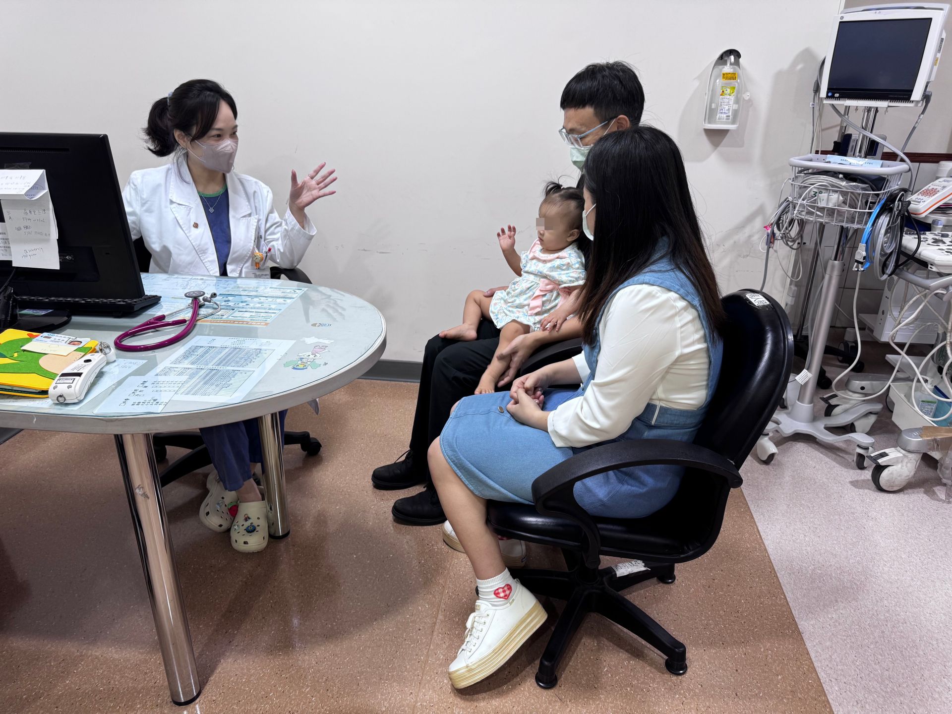 劉醫師發現陳小妹動脈導管管徑沒有縮小,持續擴大可能導致嚴重心臟衰竭,夫妻倆為了女兒健康著想,因此決定做手術。