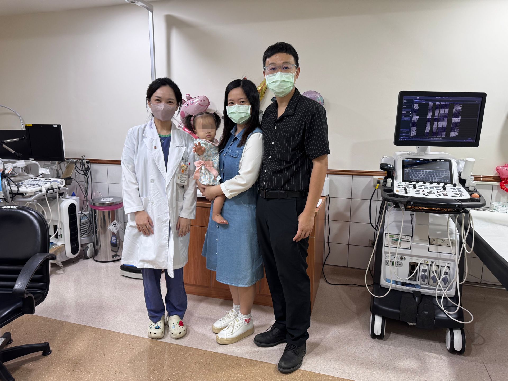 經兒童心臟科劉瑋莉醫師診治後進行經心導管開放性動脈導管關閉手術,術後陳小妹恢復良好,喝奶量明顯提升,隔天能在床上翻身玩耍,持續追蹤後,體重也回復到正常狀態。