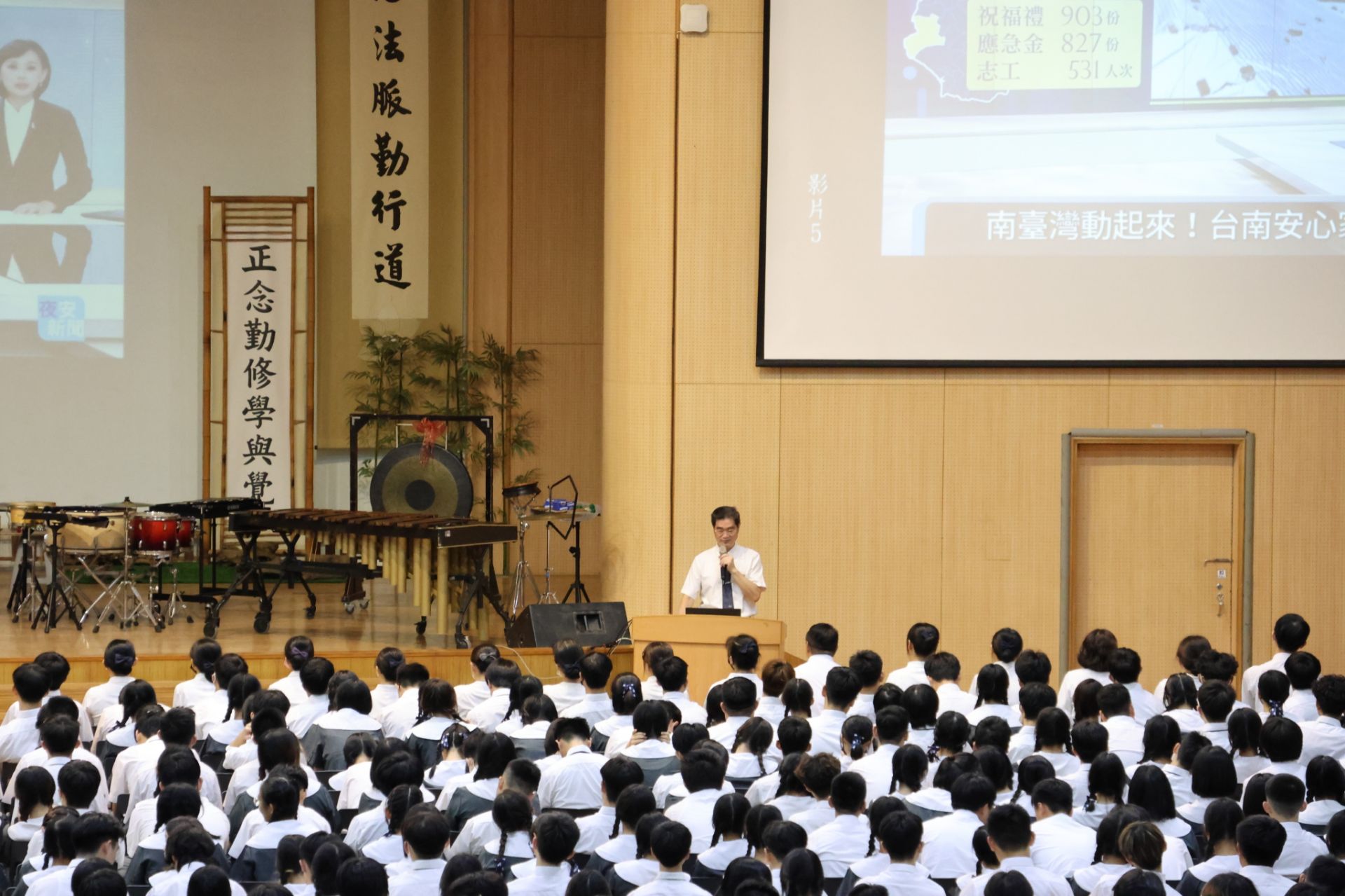 姚智化校長和同學分享丹娜絲風災後,親師生投入各救災工作撫慰人心。
