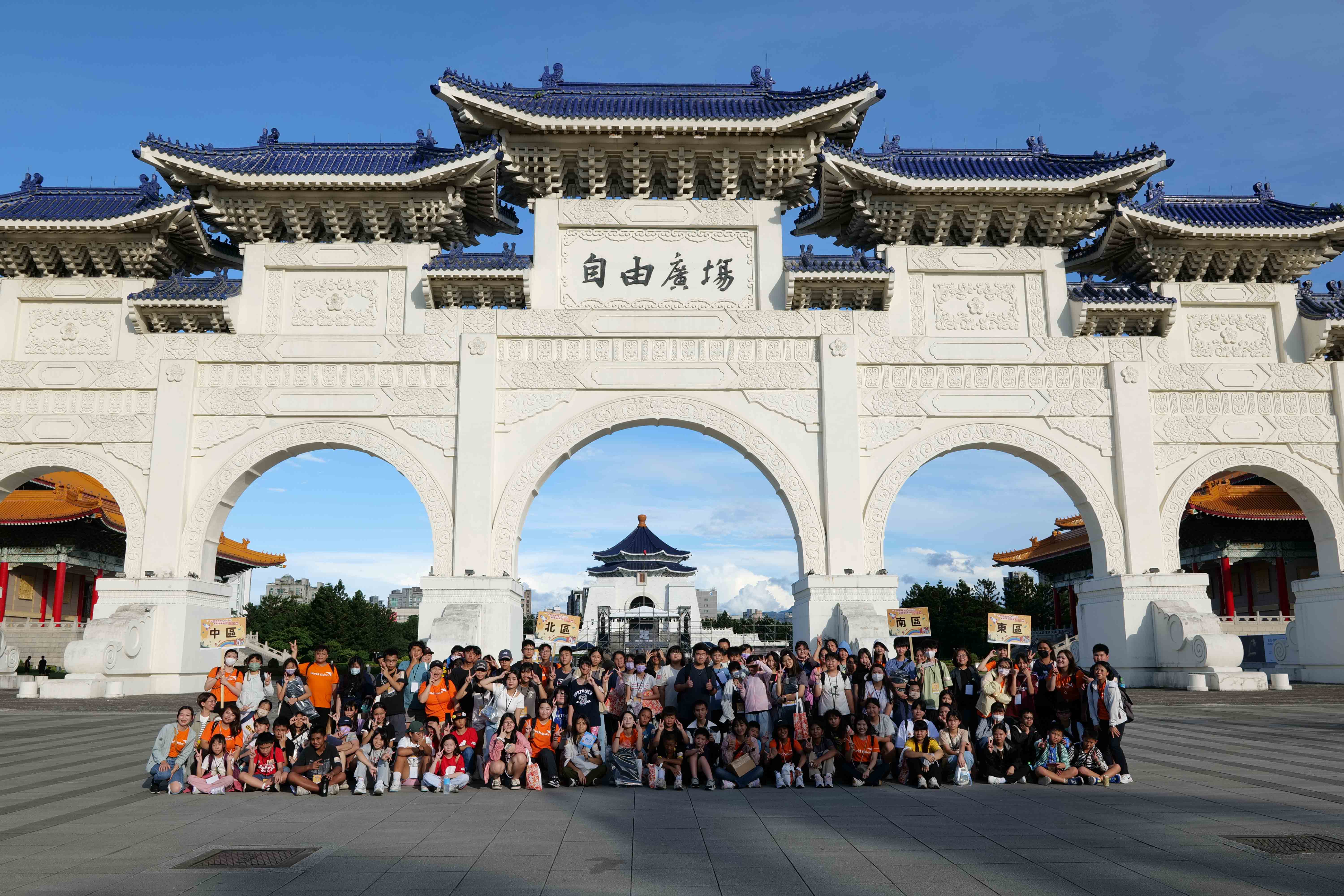 來自全台的素養盃總決賽參選手,除了參與年度賽事,賽後另有精彩的參訪活動安排。此為中正紀念堂觀賞禮兵交接儀式後於「自由廣場」牌樓前合影。