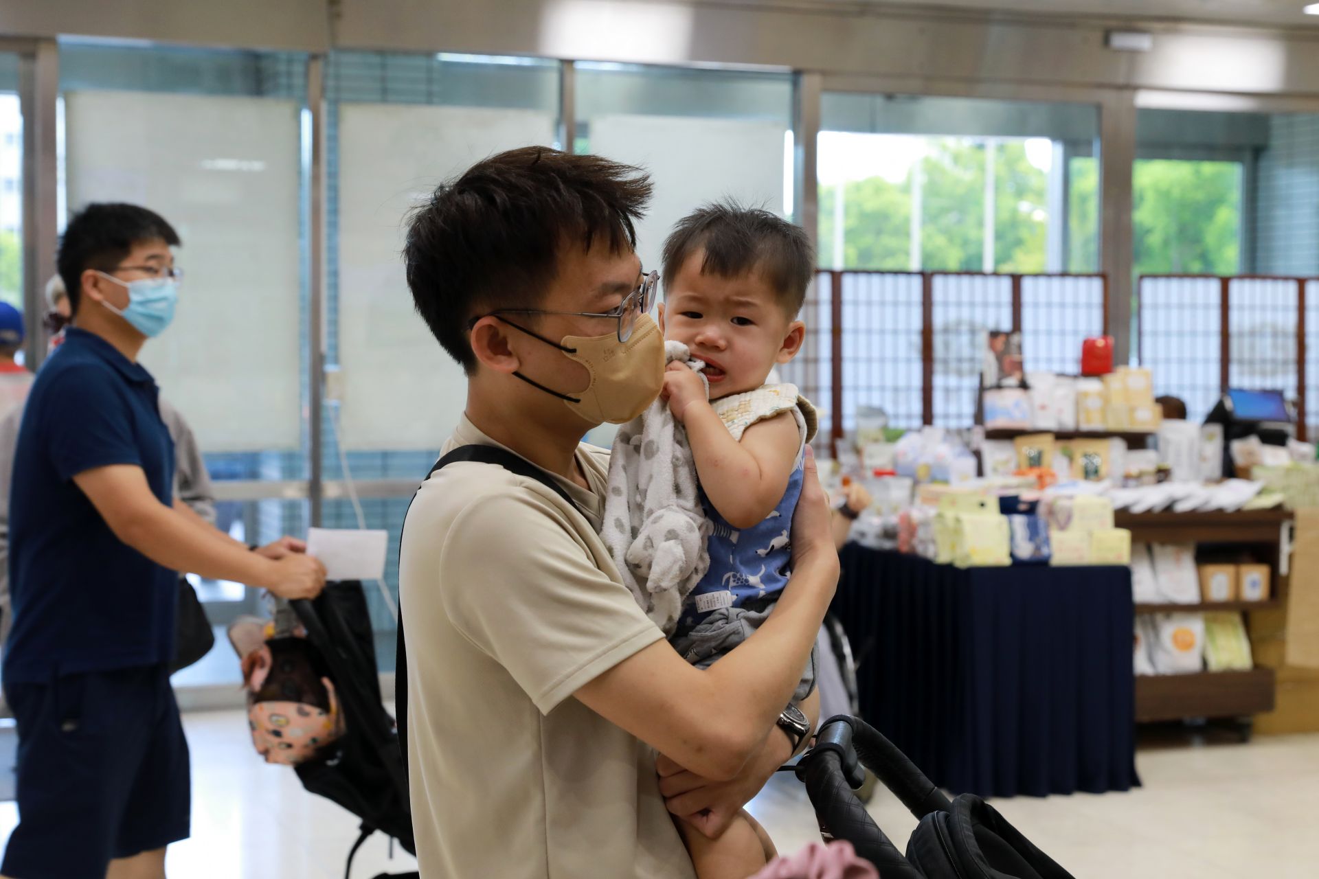 帶著孩子前來醫院小兒科回診的鄭先生表示,這次巧遇音樂會,為他們帶來了一份特別的慰藉。