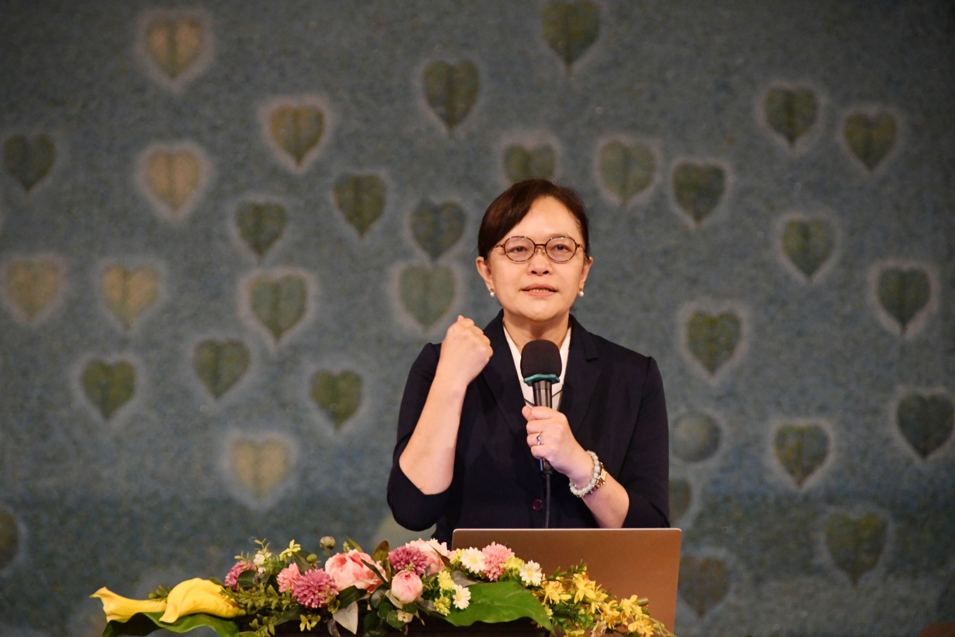 慈大校長劉怡均恭喜新生終於解鎖新身份,並送上四樣禮物