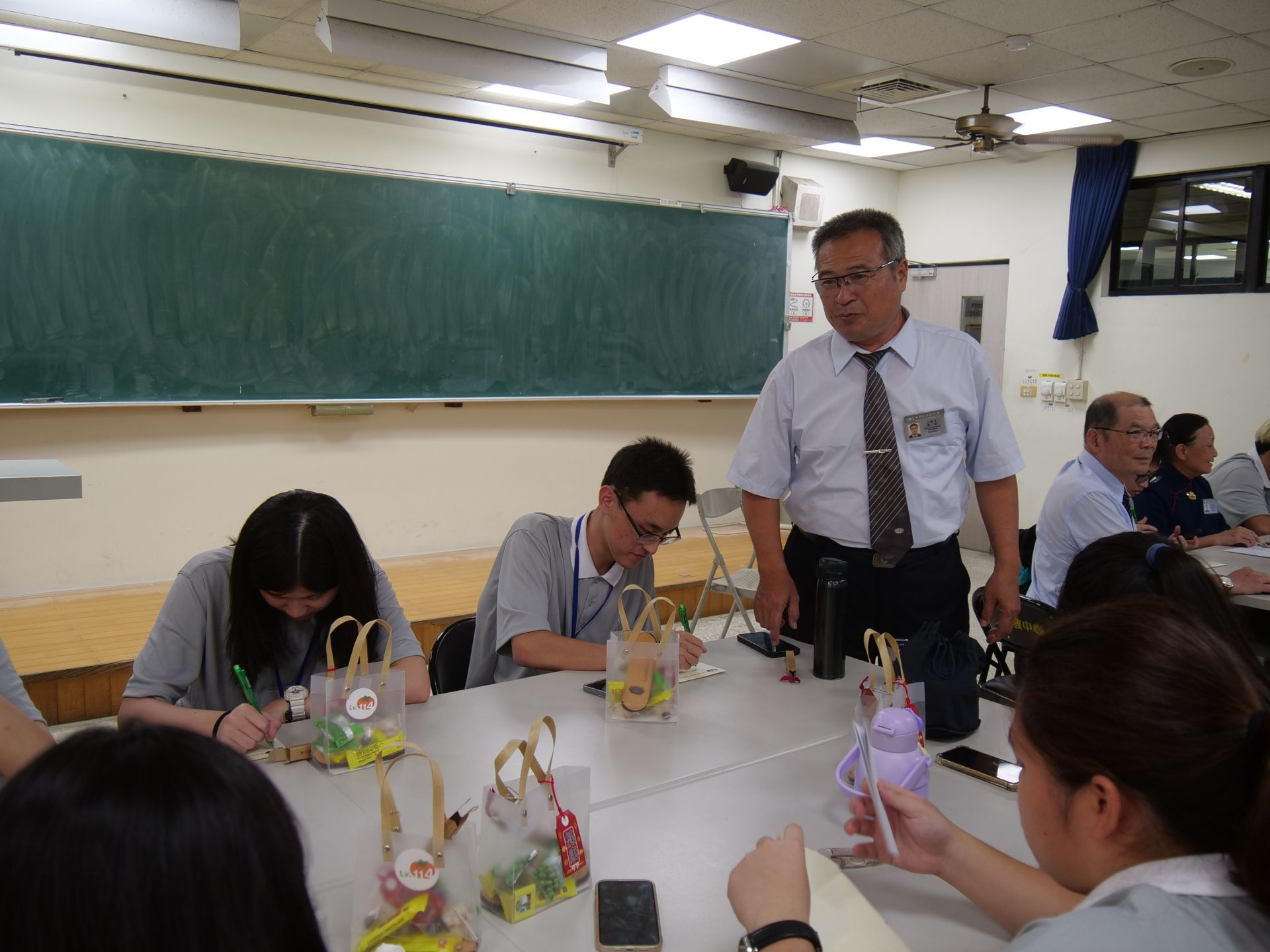 慈懿會與孩子互動,提醒寫家書報平安