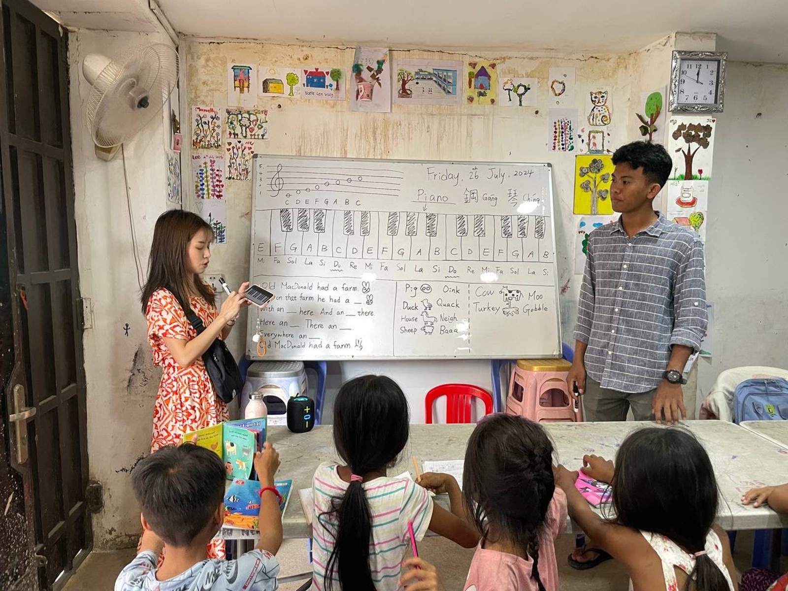 實踐大學余頌愛同學（圖左站立者）赴柬埔寨NGO組織實習