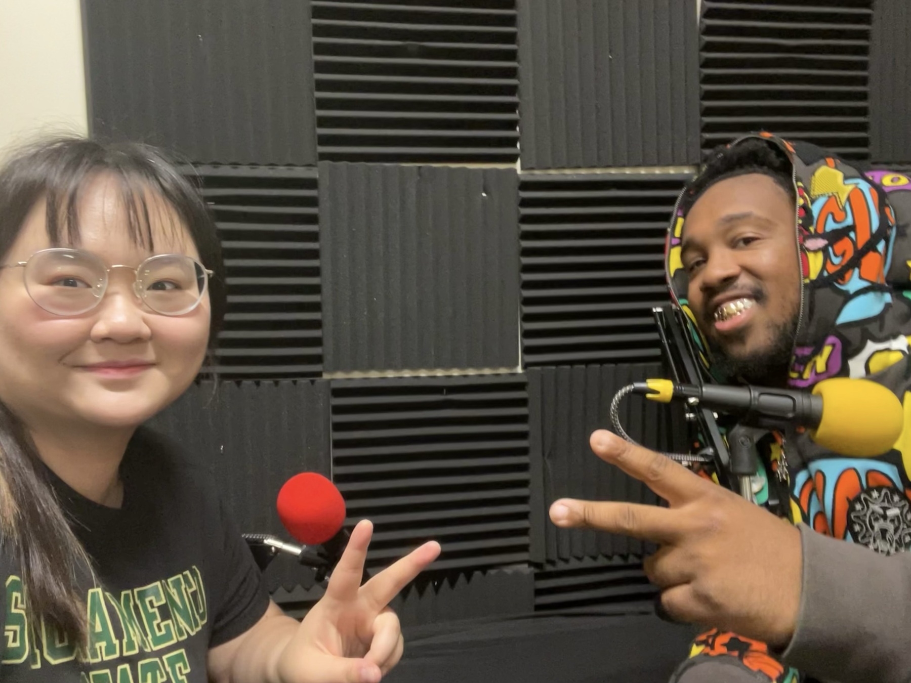 淡江大學楊婉聆同學（圖左）與一同製播podcast的美國同事