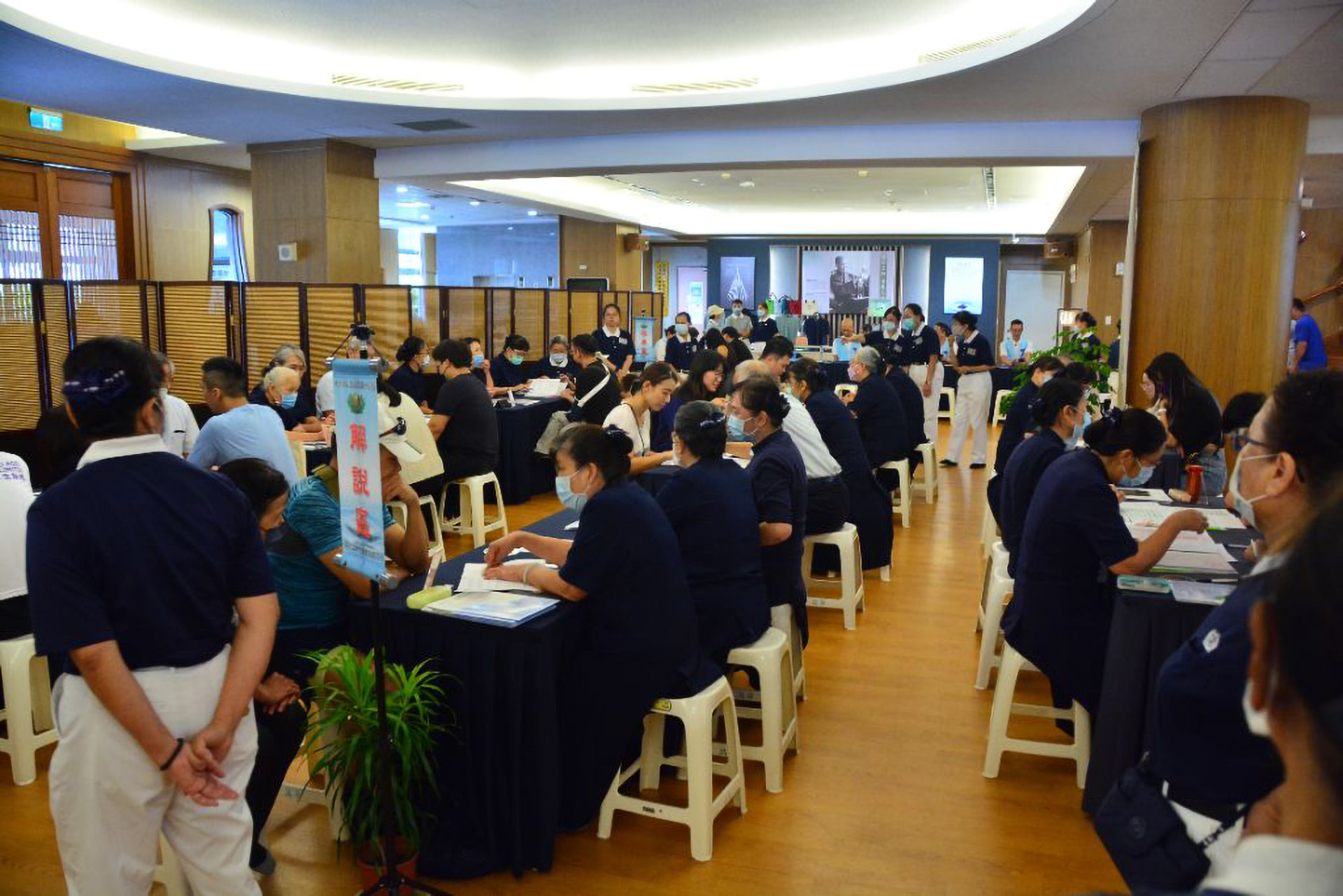 萬華靜思堂內場解說區,志工仔細就造血幹細胞驗血建檔,及配對捐贈等細節,說明讓參與建檔年輕人了解。