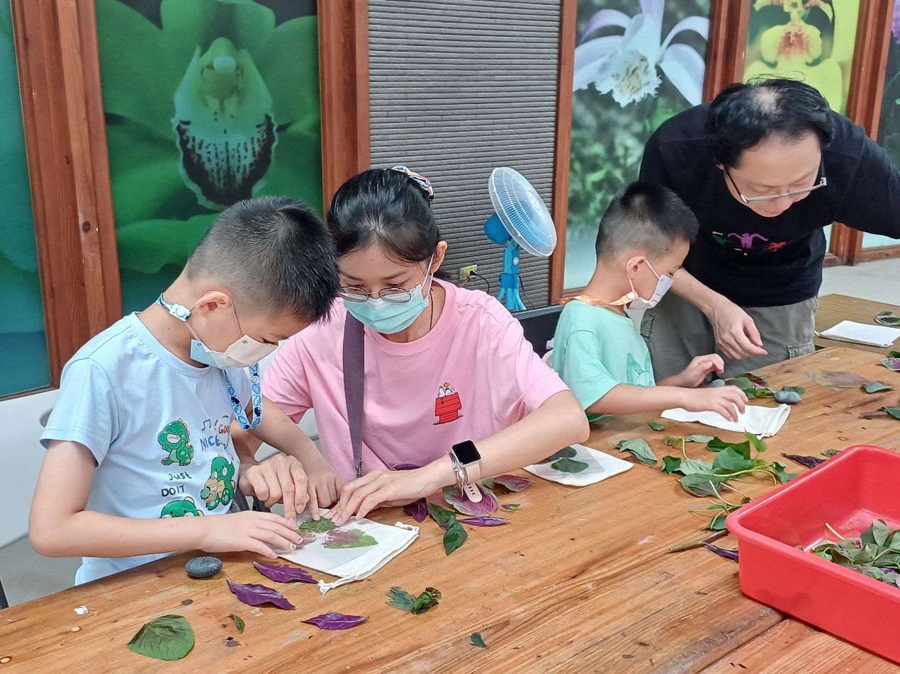 親子一同完成拓印創作