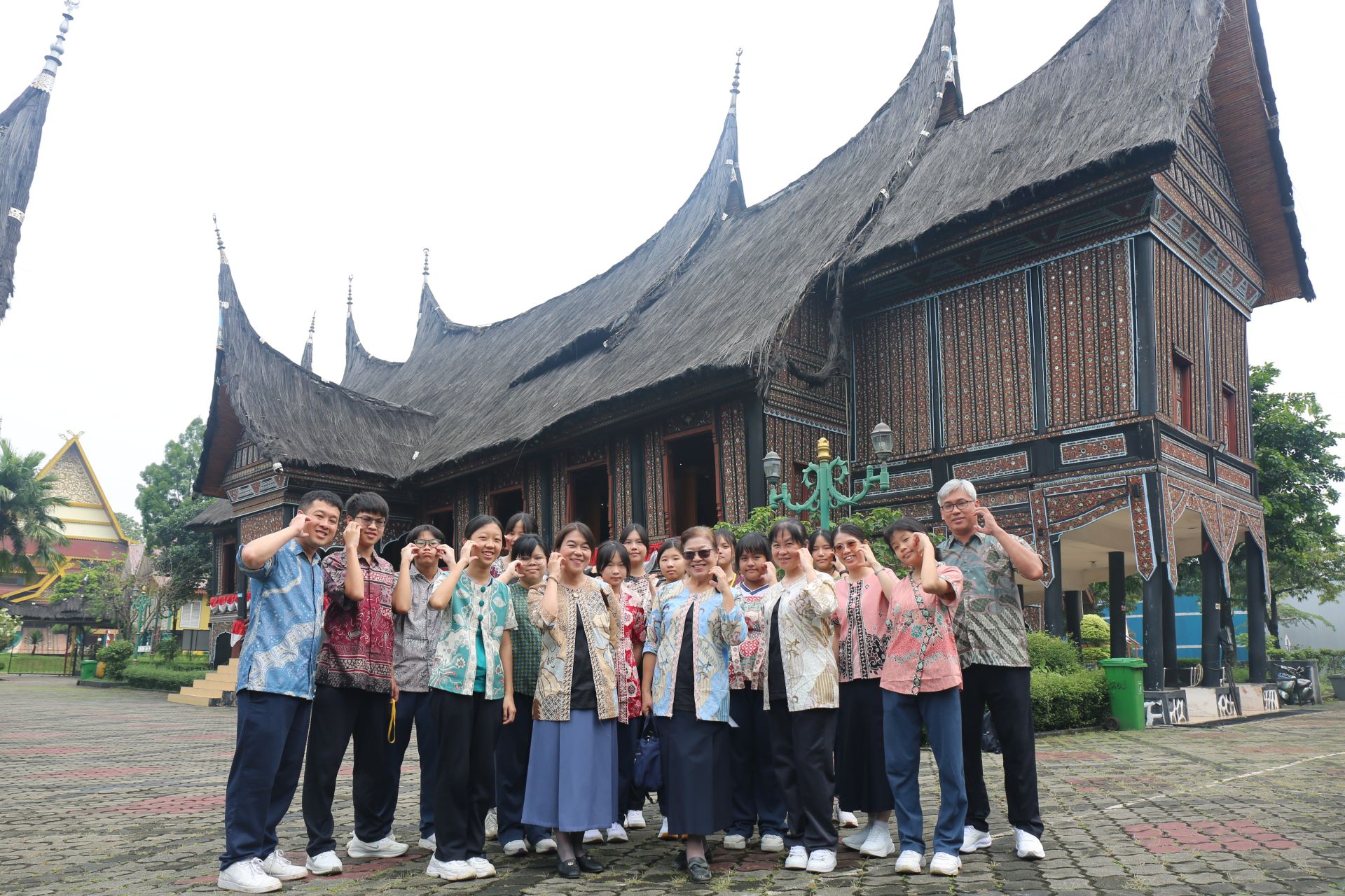 慈中師生們穿上印尼傳統服飾蠟染 (Batik) 走訪縮影公園,認識印尼的多元文化。