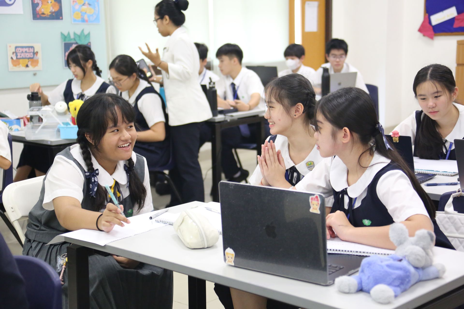 在印尼慈濟國際學校中,花蓮慈中與印尼國際學校共同參與課程,彼此相互交流與學習。