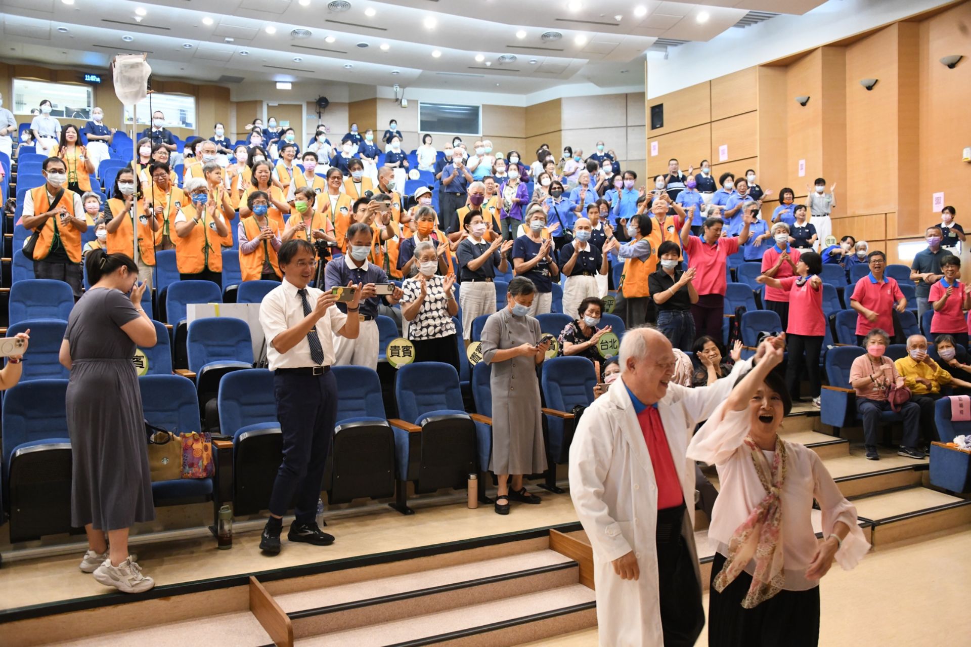高雄連線表演時,曹汶龍主任也與主持人譚艾珍一起跳舞,氣氛熱鬧