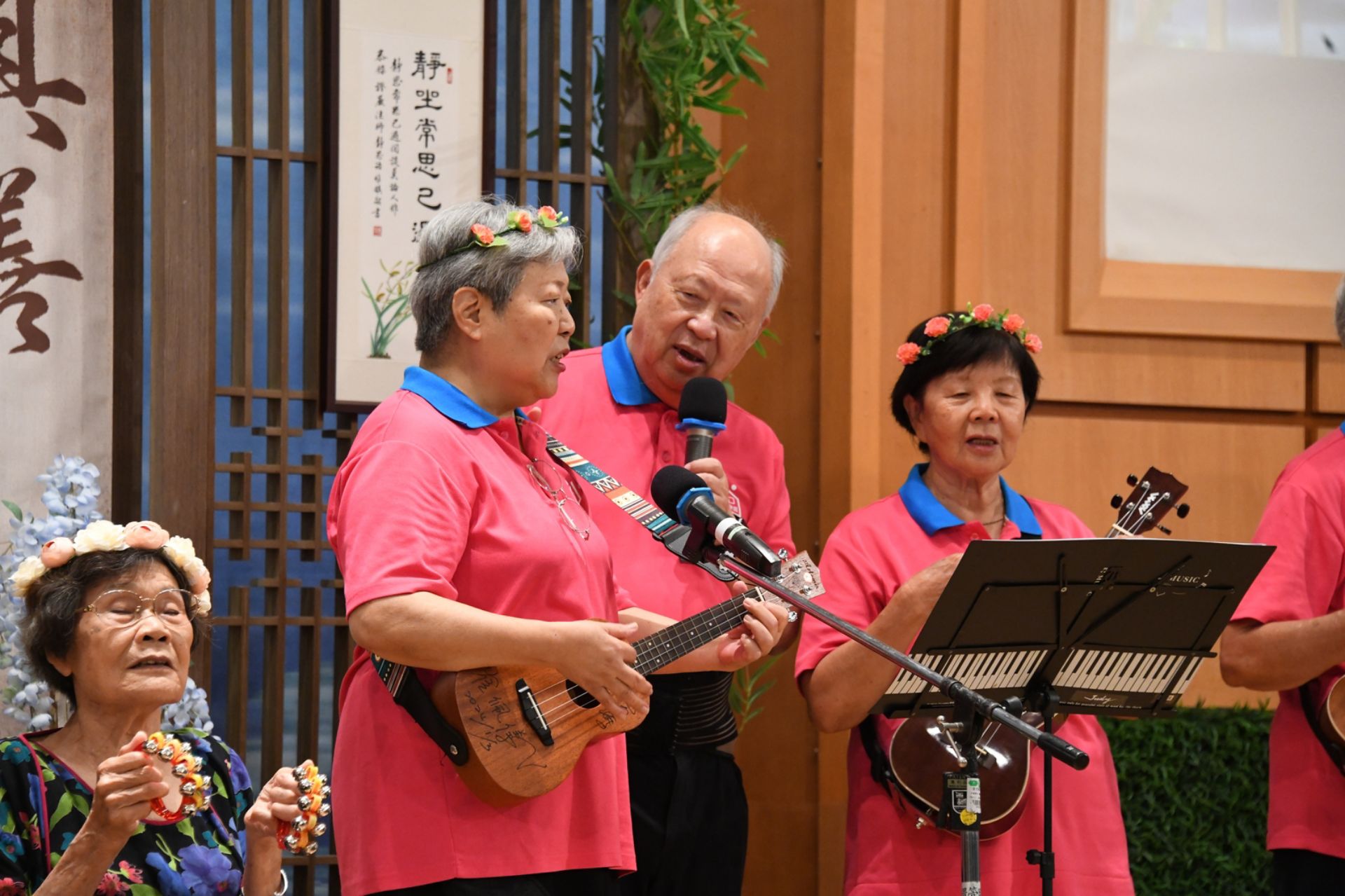 曹汶龍主任與溪口互助家庭一起登台表演