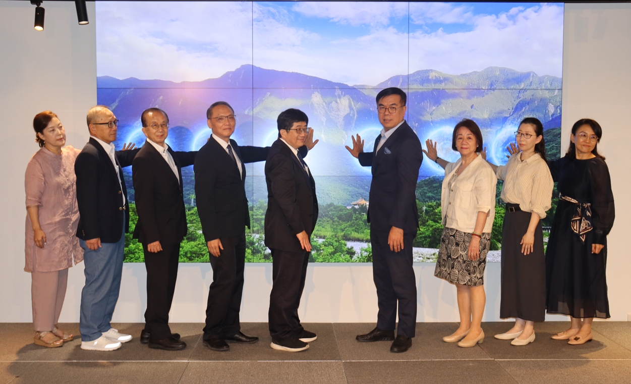 揭幕記者會在臺北市由環境部長彭啓明、衛福部副執行長林名男、慈濟基金會顏博文執行長等人共同出席,宣告一系列結合綠色旅遊、攝影展、蔬食市集與路跑的永續行動全面展開。