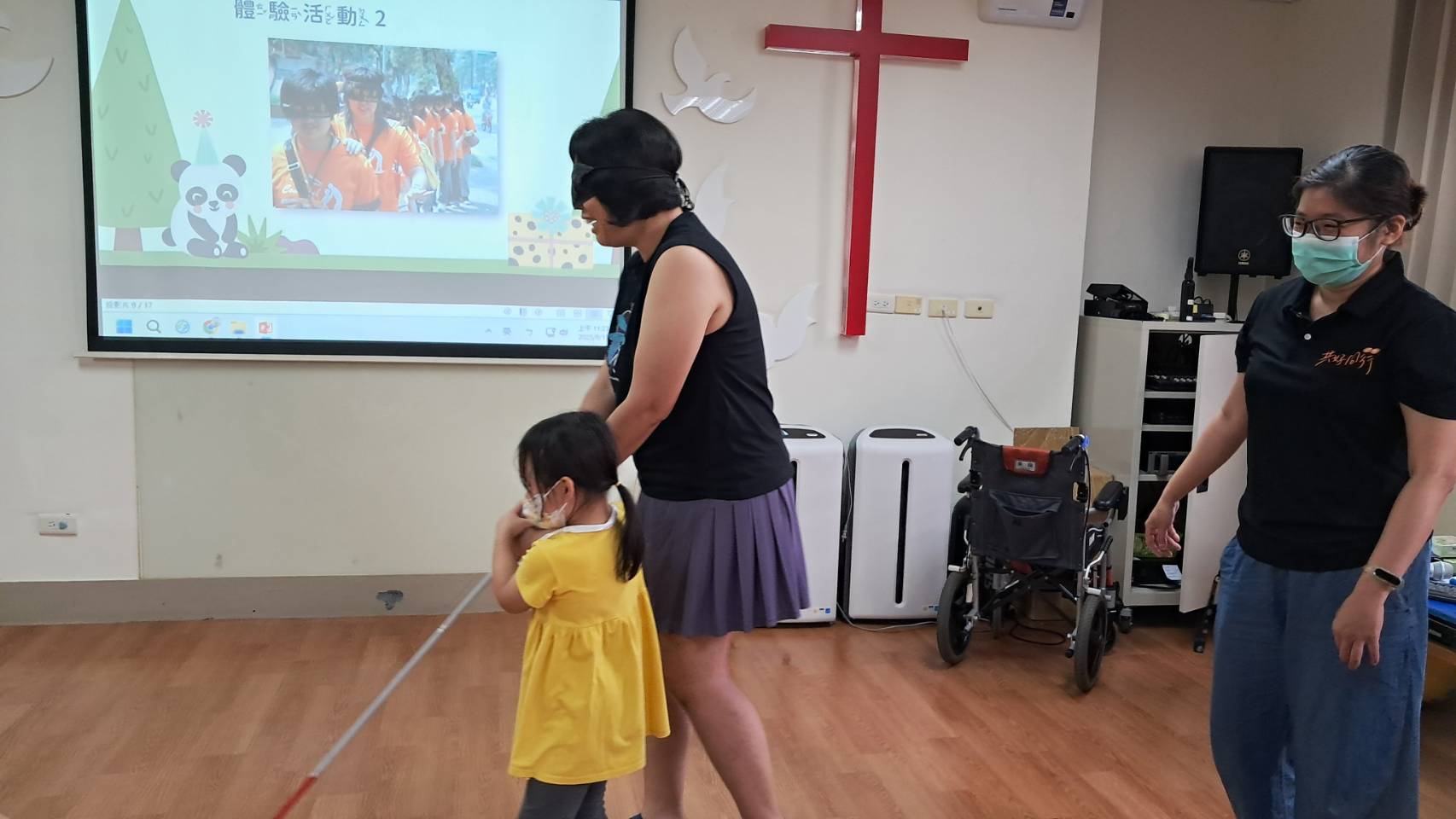 孩子帶領矇眼的家長行走,瞭解如何幫助視障者