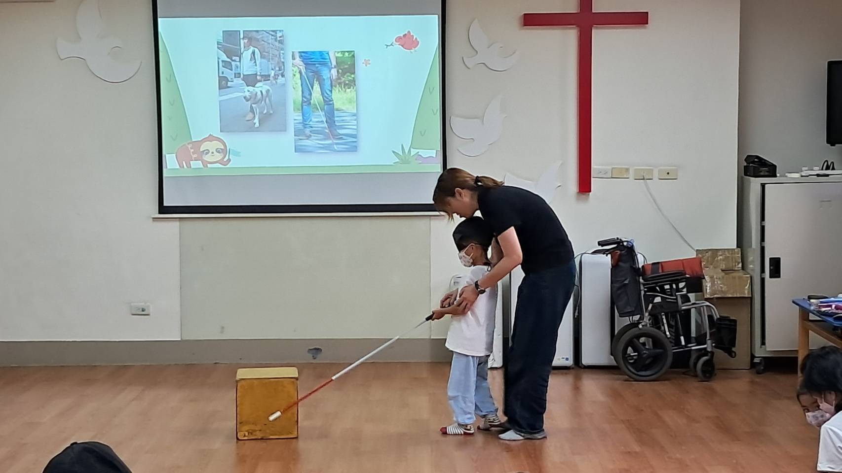 孩子矇眼,仔細聆聽指令行走,學習同理與包容