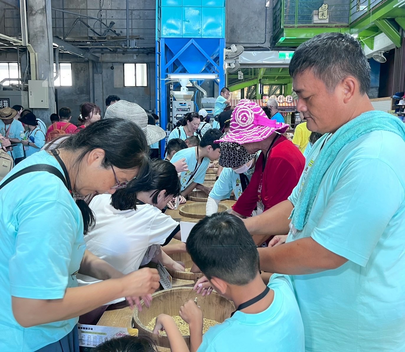 米國小學堂-家長陪孩子體驗不同米的觸感