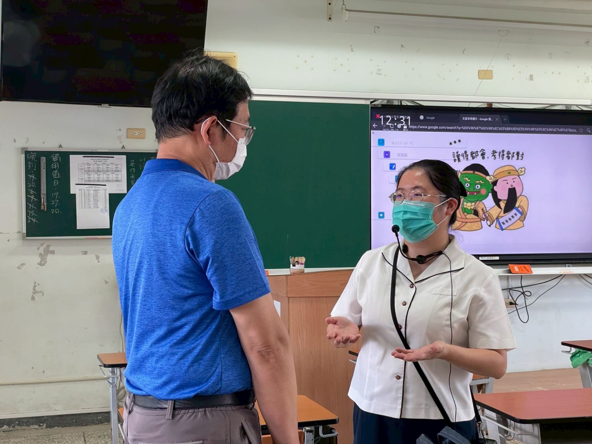 教師與家長互動熱烈,親師對孩子的關愛溢於言表。