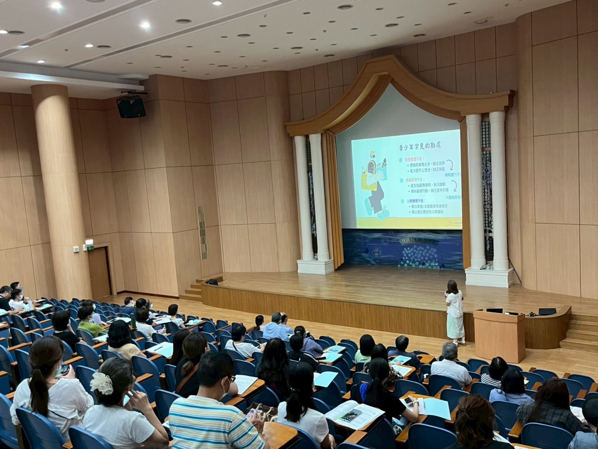 邀請心理師進行親職講座,協助家長認識孩子個別特質。