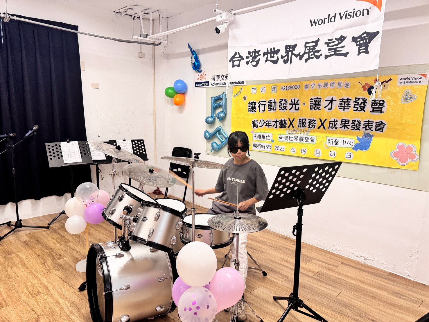 在展望會陪伴下,孩子從零開始敲響爵士鼓的夢想。
