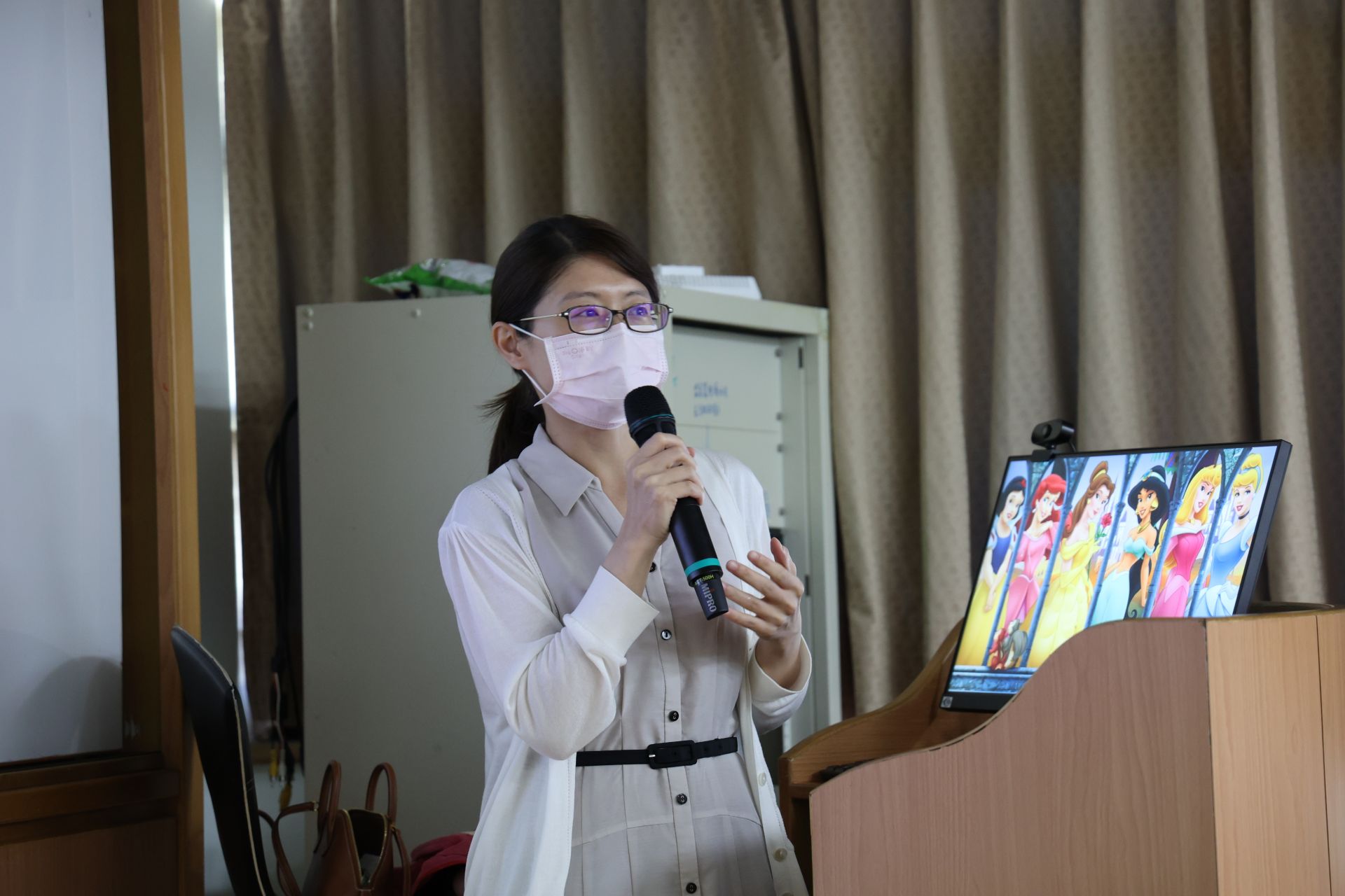 花蓮慈院精神醫學一般精神科主任吳盈瑩主任教導護理師及產婦的家人,以「辨識」、「傾聽」和「支持」的三項重點,協助有產後憂鬱症困擾的新手媽媽們。