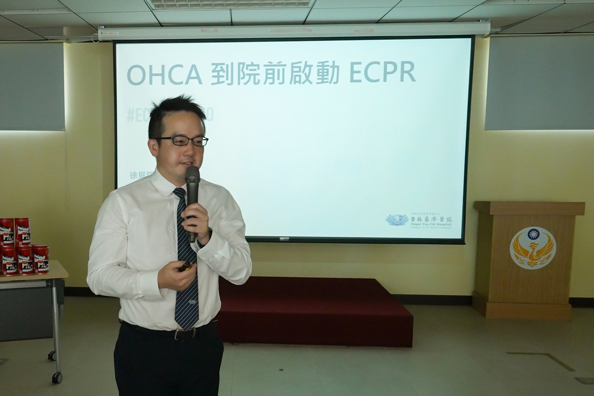 徐展陽醫師以簡報說明院前啟動葉克膜的關鍵要素,包括快速院前通報與運送、葉克膜快速裝機、重症加護病房照護。