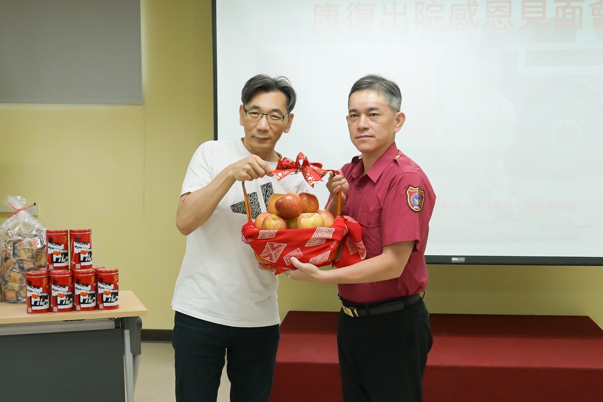 傅先生致贈蘋果,感恩消防弟兄。