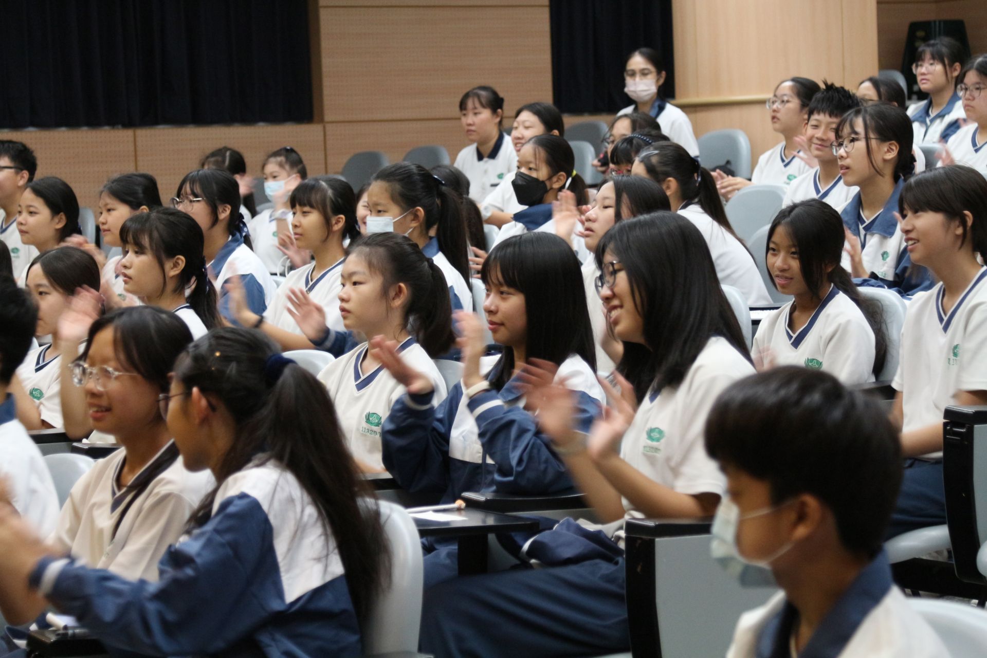2025年9月14日,慈濟大學附屬高級中學(慈大附中)天文館階梯教室裡,傳來一陣陣笑聲與掌聲。