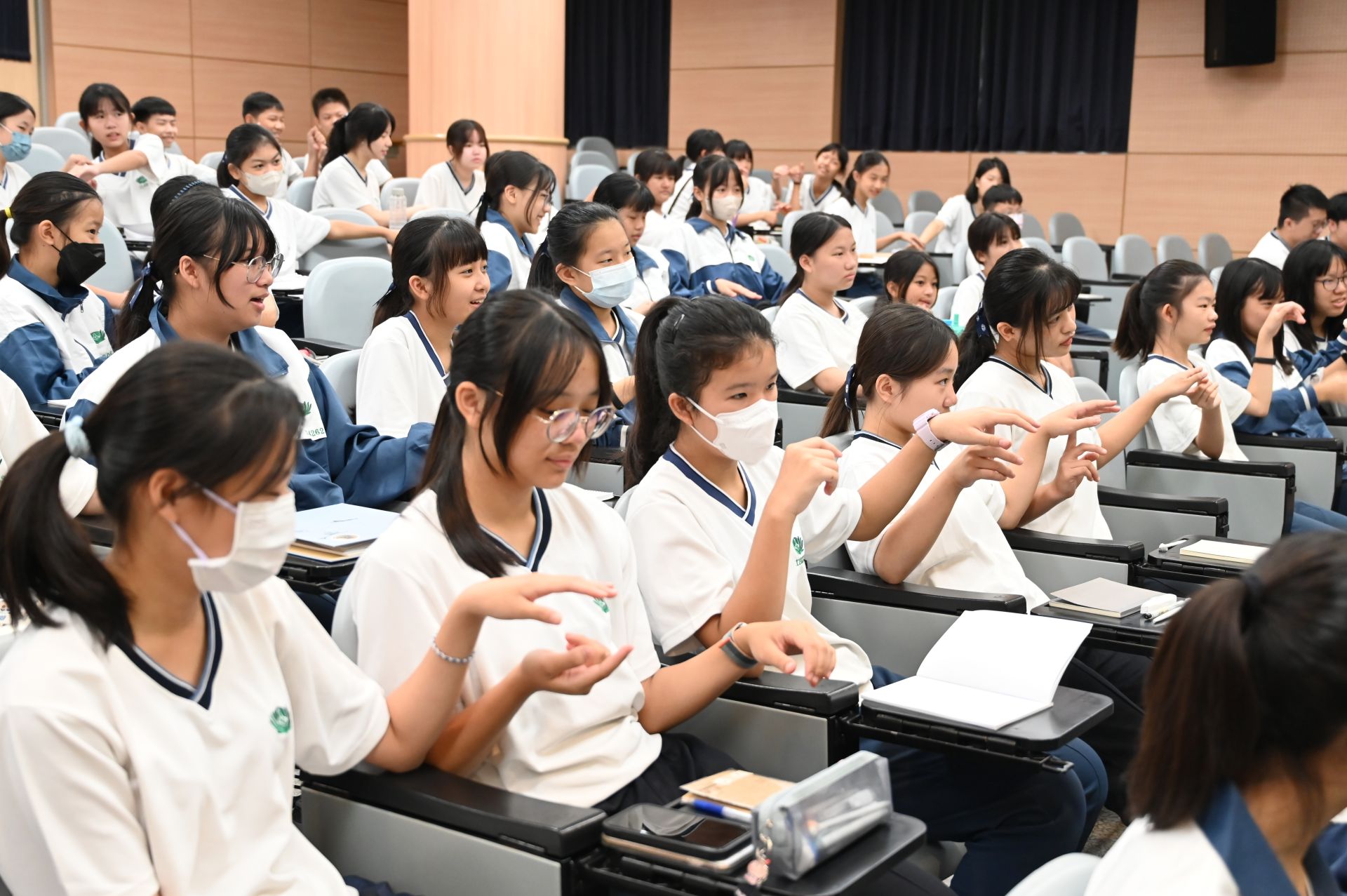 活動由破冰遊戲揭開序幕,學生們彼此熟悉、氣氛熱絡。