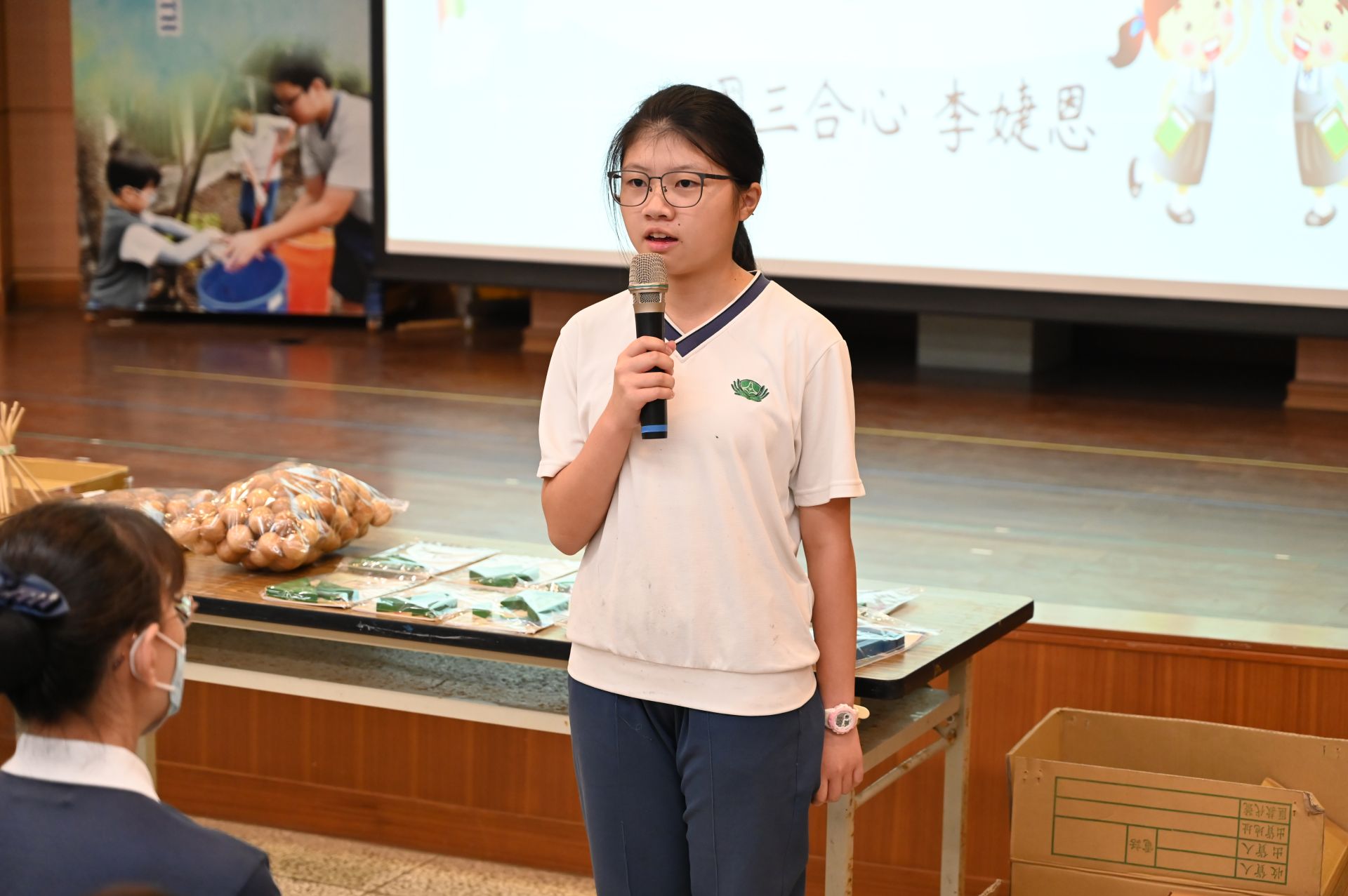學生代表李婕恩接續以「愛的傳承與接力」分享心路,表達願將年輕的熱情化作溫暖,帶