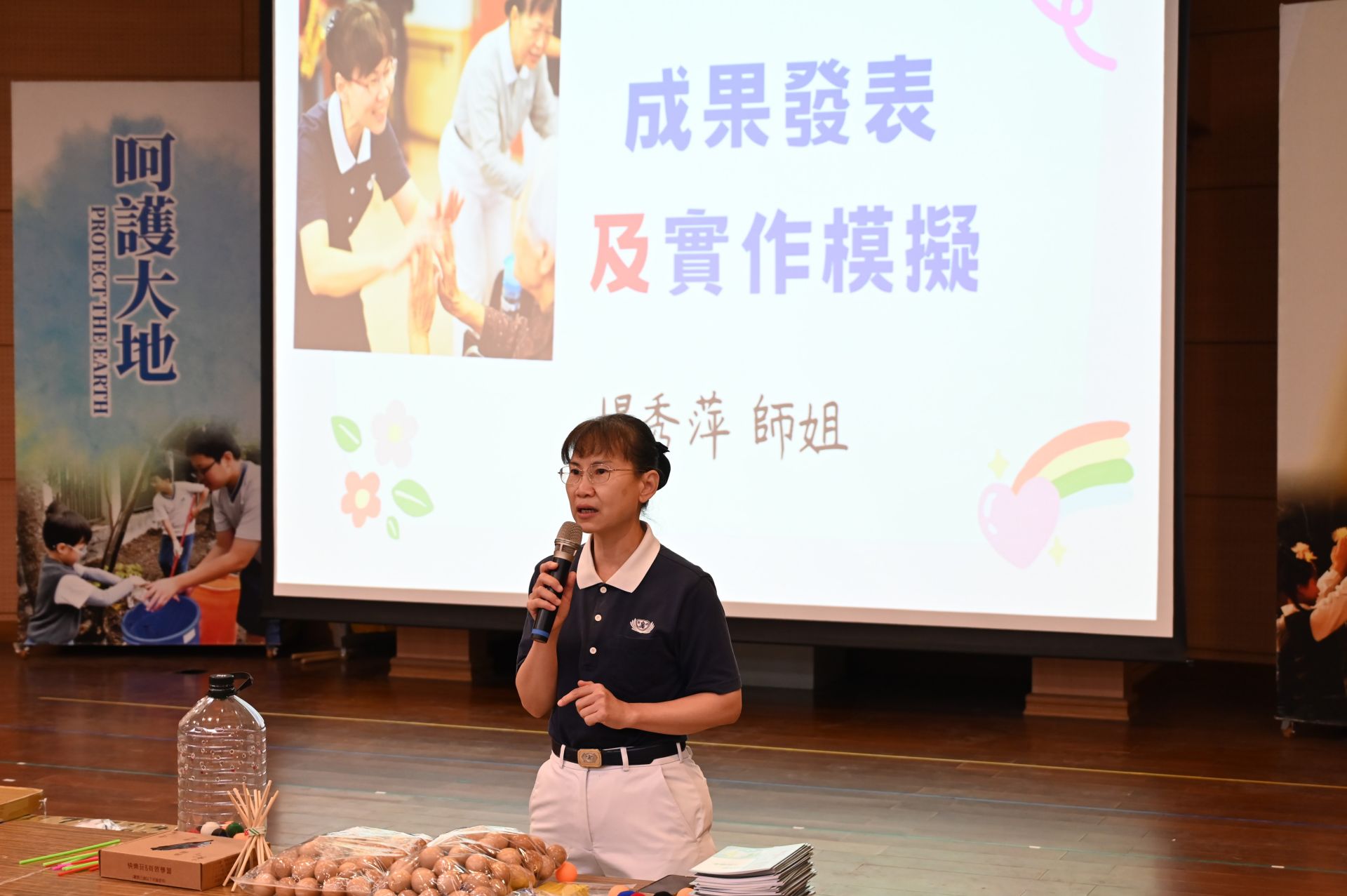 學生們分組討論、設計教案,從熱身操到團康活動,認真發想如何讓長者參與其中,並在模擬實作中展現成果。