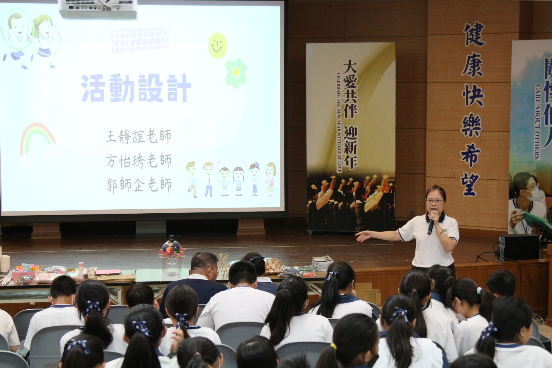課程尾聲,王靜誼老師叮嚀大家未來服務時,需以「耐心、愛心、尊重」為核心,並再次強調安全的重要。