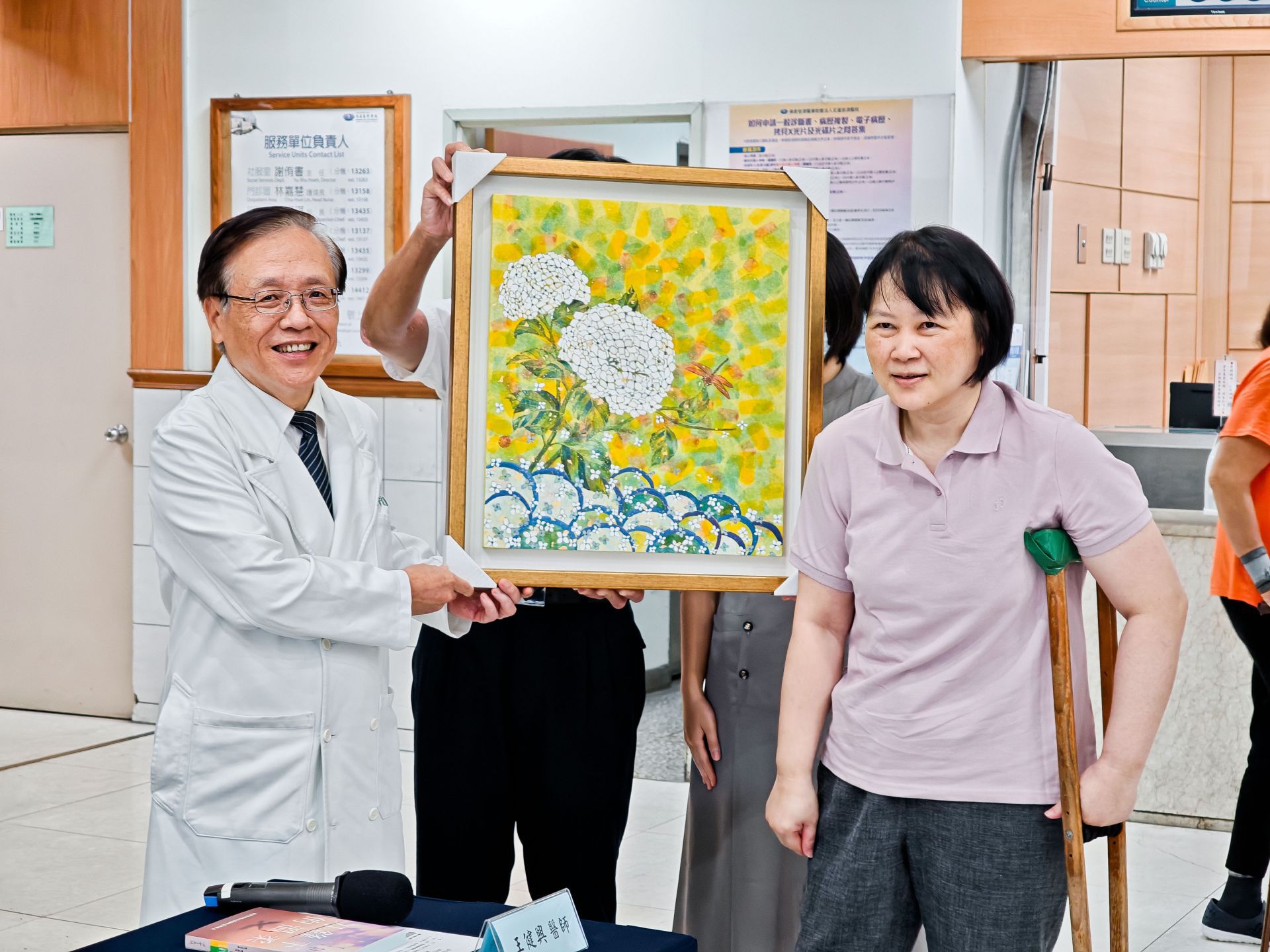 病友黃秀政說,她曾經很任性的告訴醫師,「如果要為保命而截肢,那她也不想活了。」沒想到醫療團隊不僅救回她一命,簡守信醫師更救回她一條腿。她特地創作一幅膠彩畫贈與簡守信院長,感恩他當年八個月的住院陪伴與治療。