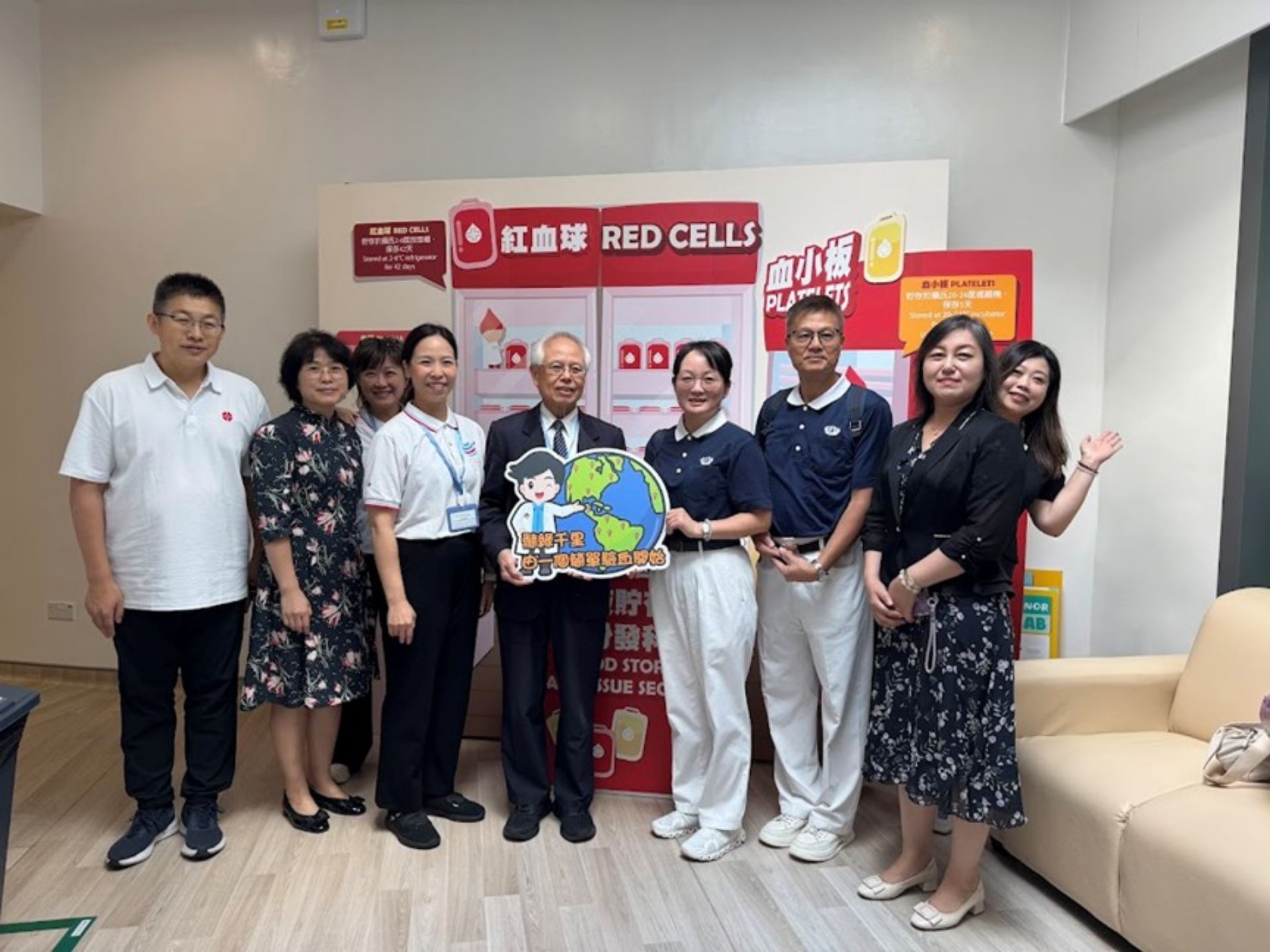 慈濟香港分會志工亦於 9 月 16 日前往香港紅十字會輸血服務總部參訪,交流並且經驗分享,包括慈濟骨髓幹細胞中心在教育推廣與志工培訓的用心。