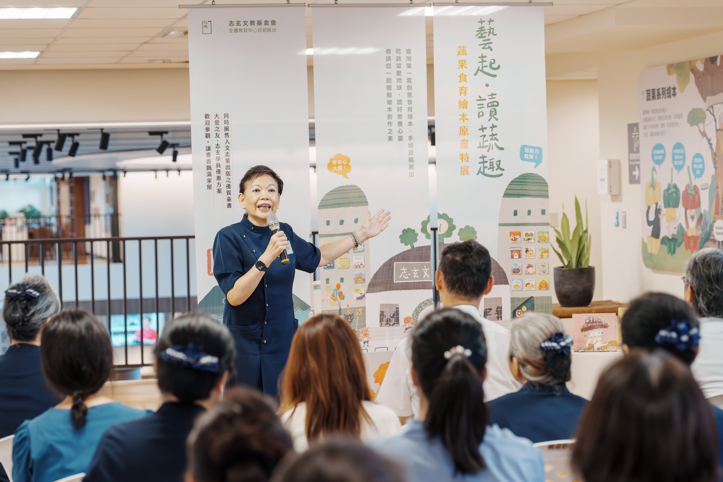 慈濟志工蔡美蓮師姊感動表示,這次展覽為社區帶來了很不一樣的人文氣質,大家都可以一起來學習,透過閱讀增廣見聞。