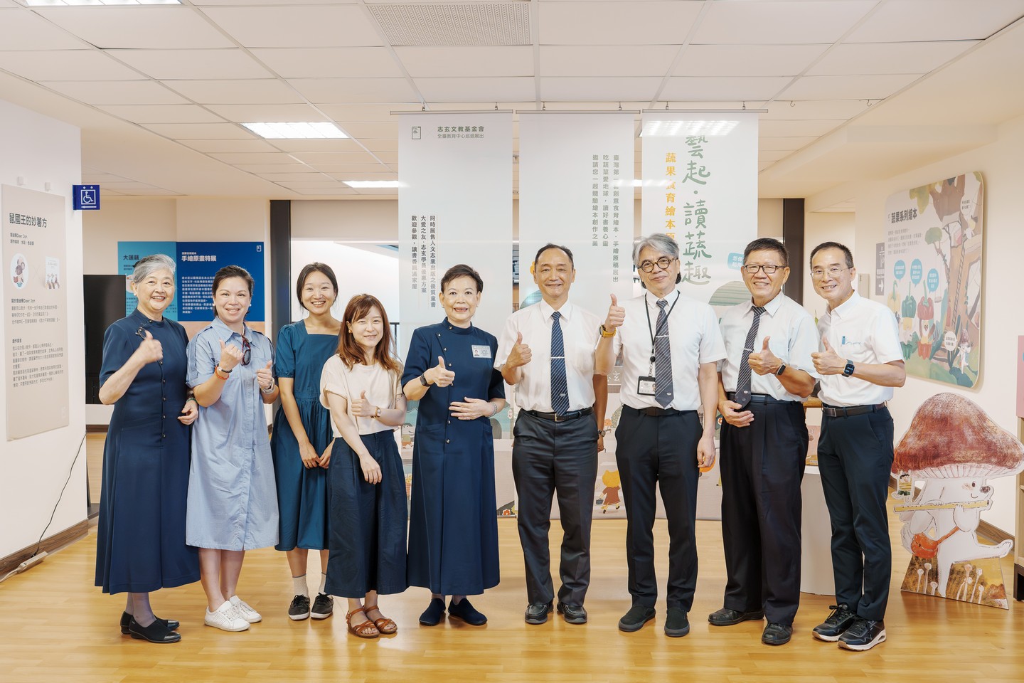「藝起‧讀蔬趣:蔬果食育繪本原畫特展」,展出四位台灣本土插畫家的四十餘幅蔬果繪本原畫作品與會來賓合影。