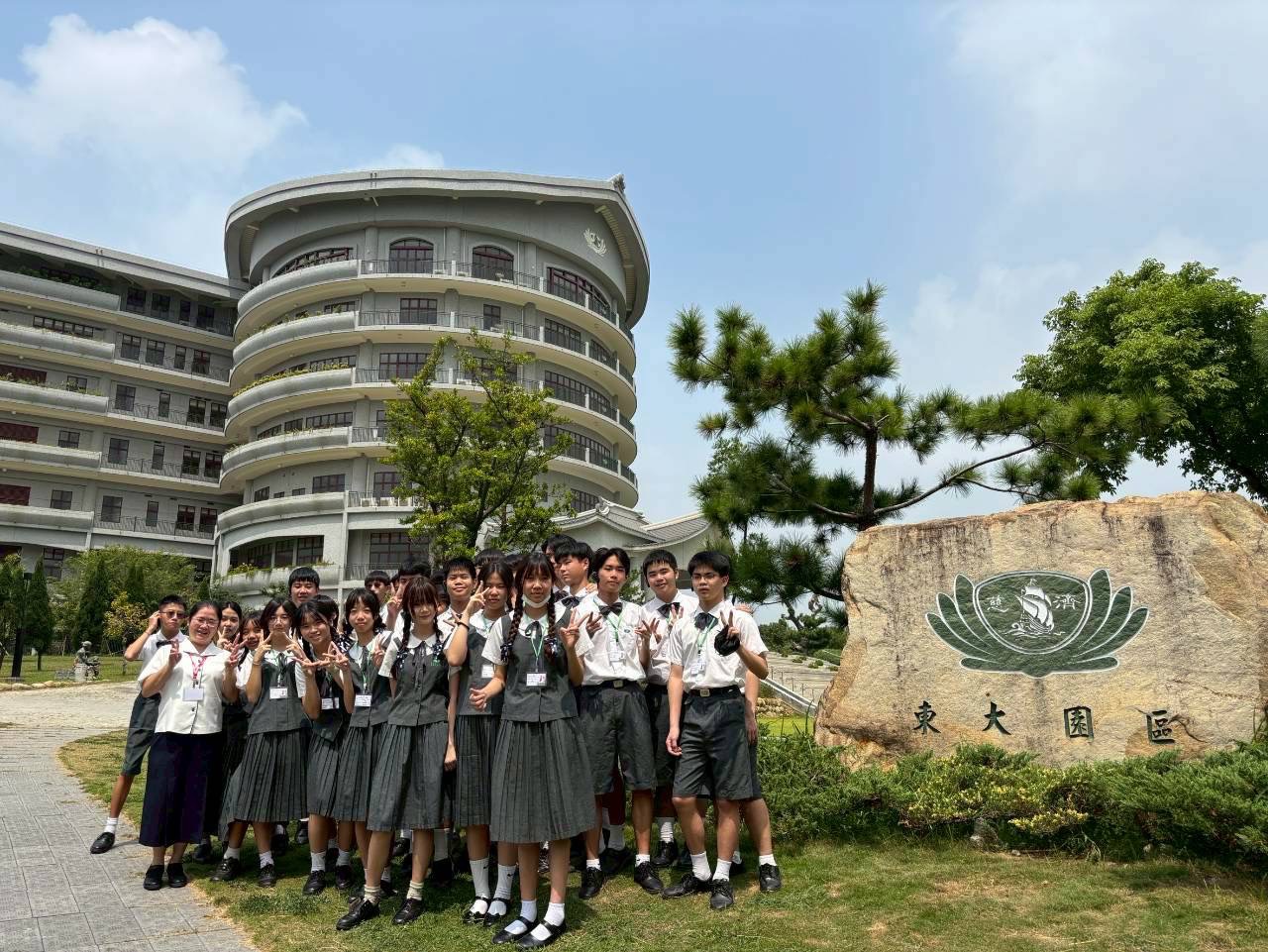 戴上導覽耳機聆聽師姑的解說後,師生在充滿青草香和花香的園區合影。